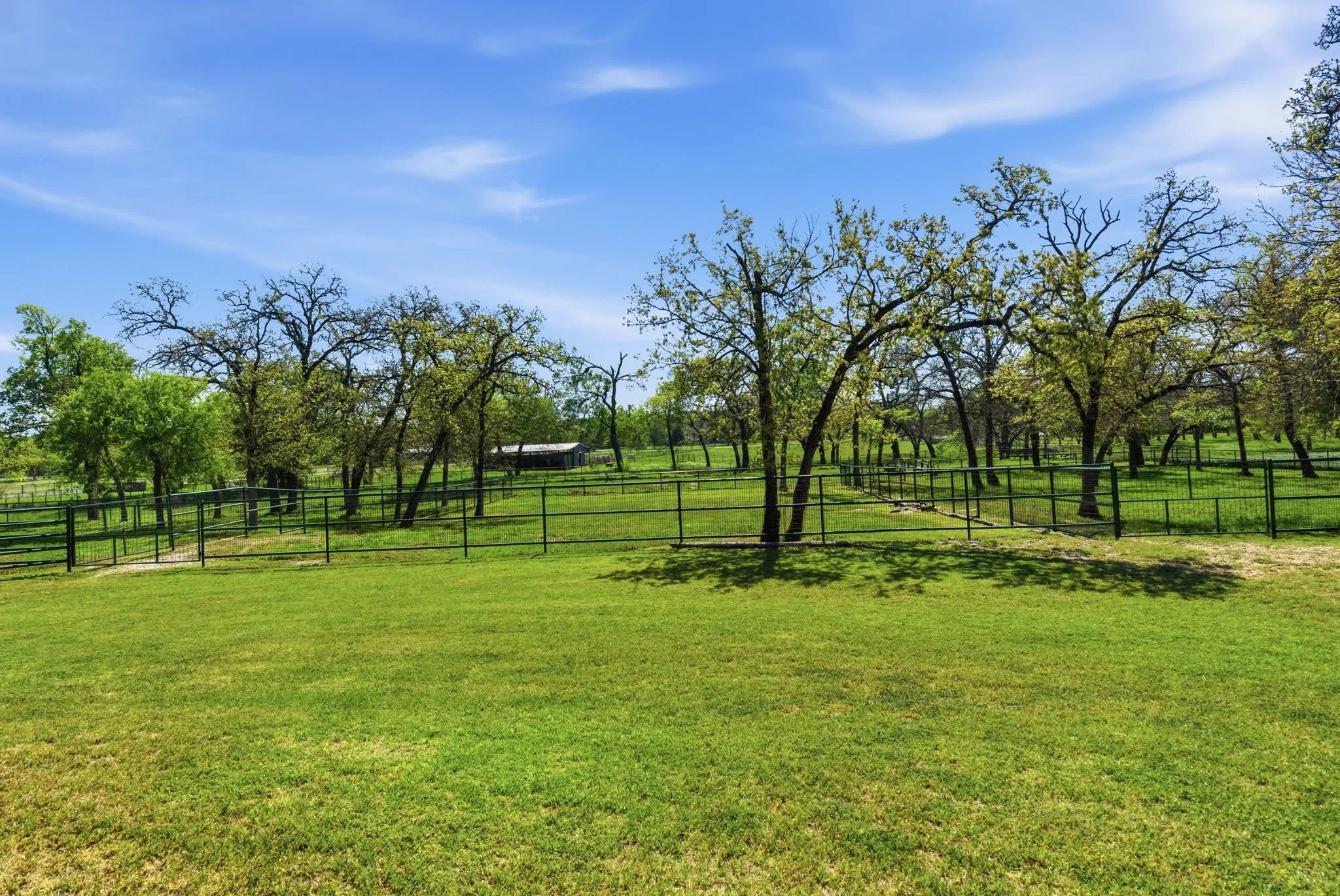 Single Family Residence For Sale in Parker County , 1101 Tanglewood Drive, Weatherford, Texas 76087, 3 Bedroom, 2 Bathroom, 2 Garage spaces, 2,446 Sqft, built in 1984, Price $949,000, mls#21228175, Real Estate Agent in Weatherford, Homes For Sale in Parker county, Homes For Sale in Weatherford, Realtor in Weatherford Texas, Real Estate Brokerage Independent Realty Texas, Luminita Cordes Realtor