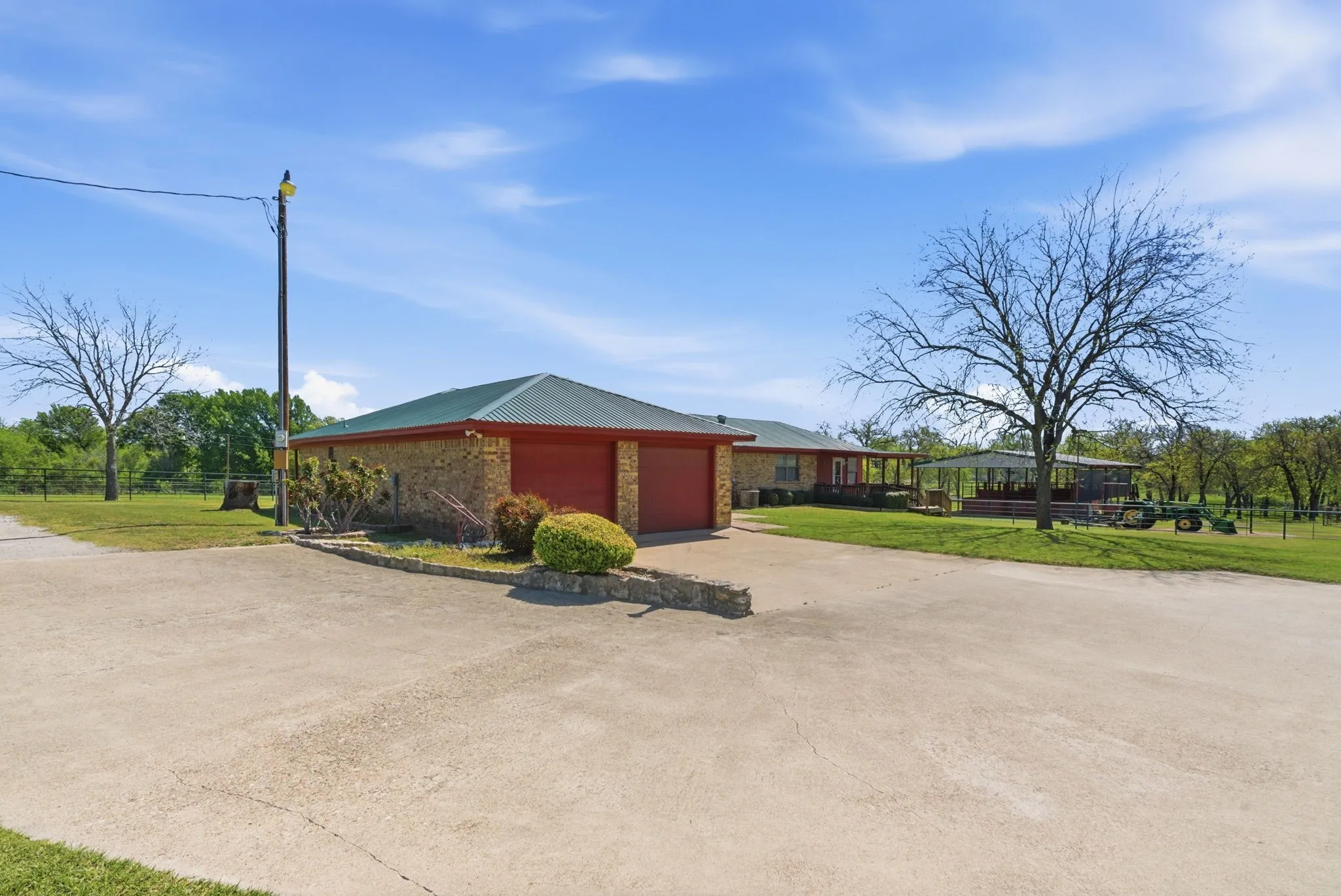 Single Family Residence For Sale in Parker County , 1101 Tanglewood Drive, Weatherford, Texas 76087, 3 Bedroom, 2 Bathroom, 2 Garage spaces, 2,446 Sqft, built in 1984, Price $949,000, mls#21228175, Real Estate Agent in Weatherford, Homes For Sale in Parker county, Homes For Sale in Weatherford, Realtor in Weatherford Texas, Real Estate Brokerage Independent Realty Texas, Luminita Cordes Realtor