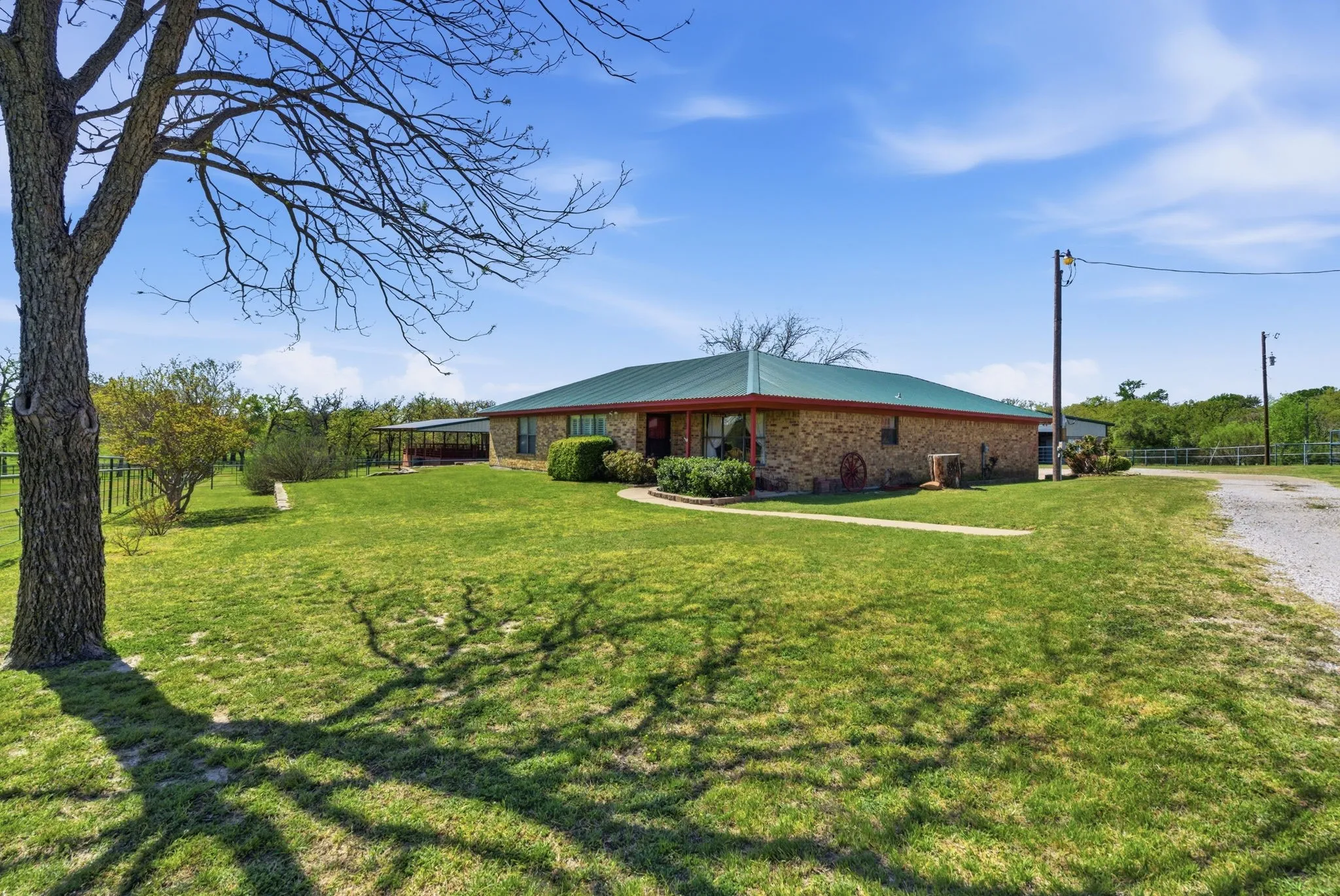 Single Family Residence For Sale in Parker County , 1101 Tanglewood Drive, Weatherford, Texas 76087, 3 Bedroom, 2 Bathroom, 2 Garage spaces, 2,446 Sqft, built in 1984, Price $949,000, mls#21228175, Real Estate Agent in Weatherford, Homes For Sale in Parker county, Homes For Sale in Weatherford, Realtor in Weatherford Texas, Real Estate Brokerage Independent Realty Texas, Luminita Cordes Realtor