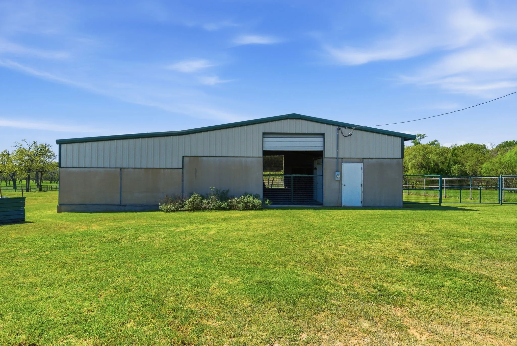 Single Family Residence For Sale in Parker County , 1101 Tanglewood Drive, Weatherford, Texas 76087, 3 Bedroom, 2 Bathroom, 2 Garage spaces, 2,446 Sqft, built in 1984, Price $949,000, mls#21228175, Real Estate Agent in Weatherford, Homes For Sale in Parker county, Homes For Sale in Weatherford, Realtor in Weatherford Texas, Real Estate Brokerage Independent Realty Texas, Luminita Cordes Realtor