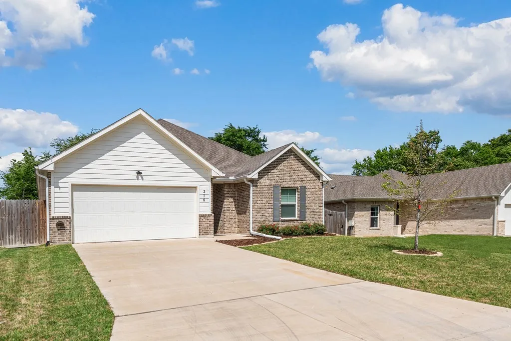 Single Family Residence For Sale in Henderson County , 218 Skiff Drive, Gun Barrel City, Texas 75156, 3 Bedroom, 2 Bathroom, 2 Garage spaces, 1,637 Sqft, built in 2022, Preowned, mls#21223878, Real Estate Agent in Gun Barrel City, Homes For Sale in Henderson county, Homes For Sale in Gun Barrel City, Realtor in Gun Barrel City Texas, Real Estate Brokerage Independent Realty Texas, Luminita Cordes Realtor