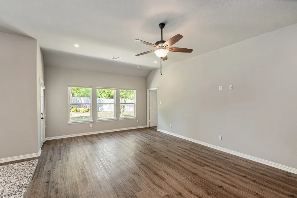 Single Family Residence For Sale in Henderson County , 218 Skiff Drive, Gun Barrel City, Texas 75156, 3 Bedroom, 2 Bathroom, 2 Garage spaces, 1,637 Sqft, built in 2022, Preowned, mls#21223878, Real Estate Agent in Gun Barrel City, Homes For Sale in Henderson county, Homes For Sale in Gun Barrel City, Realtor in Gun Barrel City Texas, Real Estate Brokerage Independent Realty Texas, Luminita Cordes Realtor