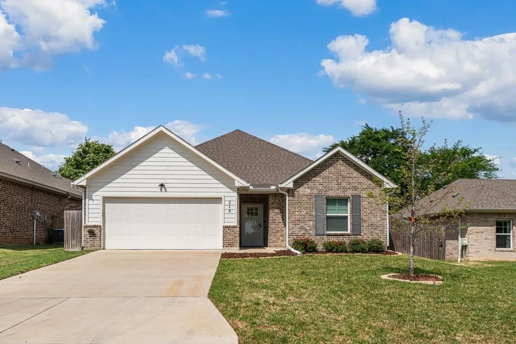 Single Family Residence For Sale in Henderson County , 218 Skiff Drive, Gun Barrel City, Texas 75156, 3 Bedroom, 2 Bathroom, 2 Garage spaces, 1,637 Sqft, built in 2022, Preowned, mls#21223878, Real Estate Agent in Gun Barrel City, Homes For Sale in Henderson county, Homes For Sale in Gun Barrel City, Realtor in Gun Barrel City Texas, Real Estate Brokerage Independent Realty Texas, Luminita Cordes Realtor