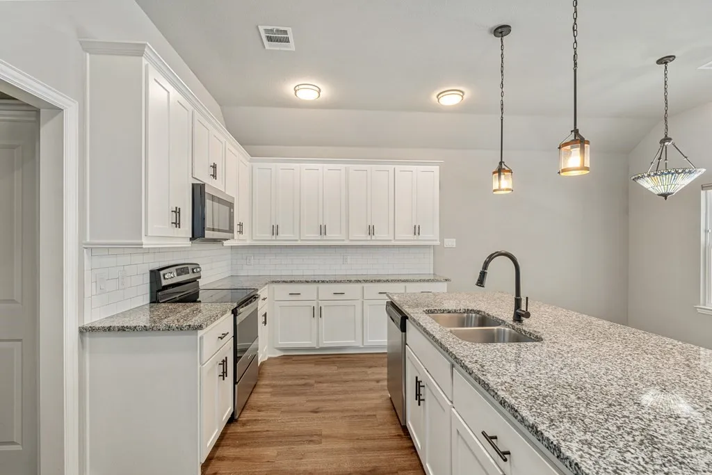 Single Family Residence For Sale in Henderson County , 218 Skiff Drive, Gun Barrel City, Texas 75156, 3 Bedroom, 2 Bathroom, 2 Garage spaces, 1,637 Sqft, built in 2022, Preowned, mls#21223878, Real Estate Agent in Gun Barrel City, Homes For Sale in Henderson county, Homes For Sale in Gun Barrel City, Realtor in Gun Barrel City Texas, Real Estate Brokerage Independent Realty Texas, Luminita Cordes Realtor