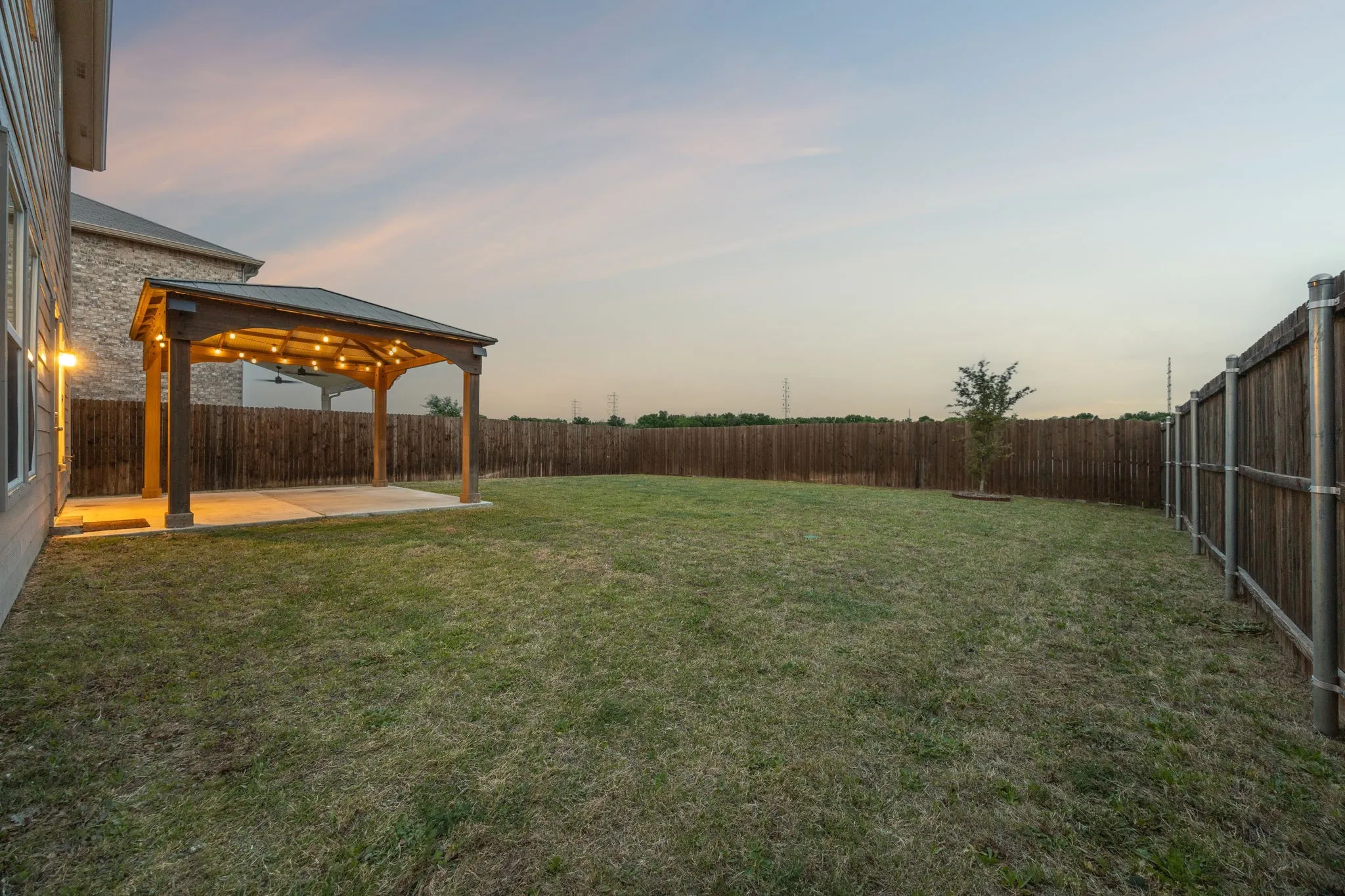 Single Family Residence For Sale in Denton County , 805 Harefield, Haslet, Texas 76052, 4 Bedroom, 3 Bathroom, 2 Garage spaces, 2,344 Sqft, built in 2022, mls#21228213, Real Estate Agent in Haslet, Homes For Sale in Denton county, Homes For Sale in Haslet, Realtor in Haslet Texas, Real Estate Brokerage Independent Realty Texas, Luminita Cordes Realtor