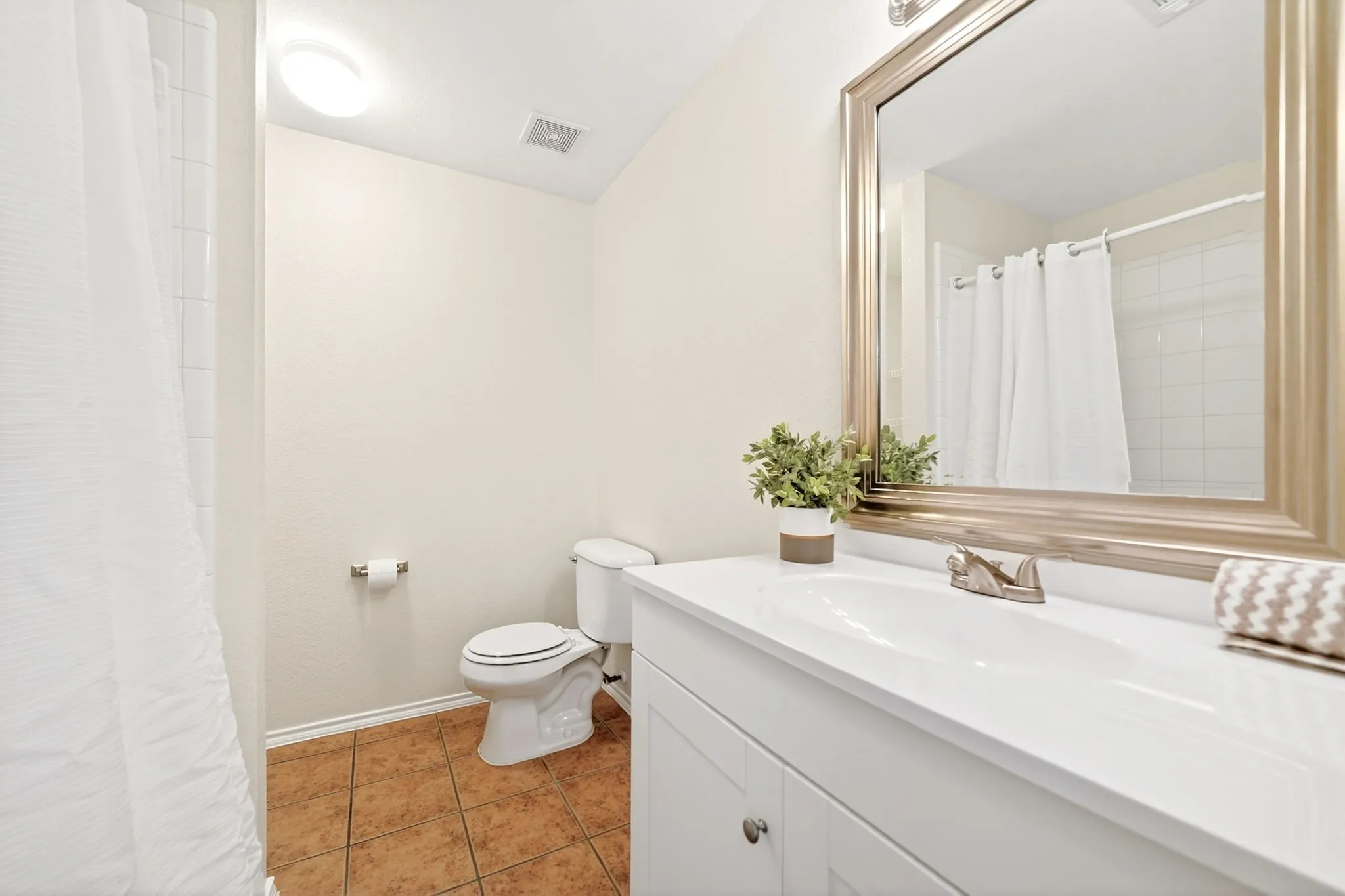 Single Family Residence For Sale in Collin County , 2800 Arbury Drive, Mc Kinney, Texas 75071, 3 Bedroom, 2 Bathroom, 2 Garage spaces, 1,595 Sqft, built in 2003, Preowned, mls#21226005, Real Estate Agent in Mc Kinney, Homes For Sale in Collin county, Homes For Sale in Mc Kinney, Realtor in Mc Kinney Texas, Real Estate Brokerage Independent Realty Texas, Luminita Cordes Realtor