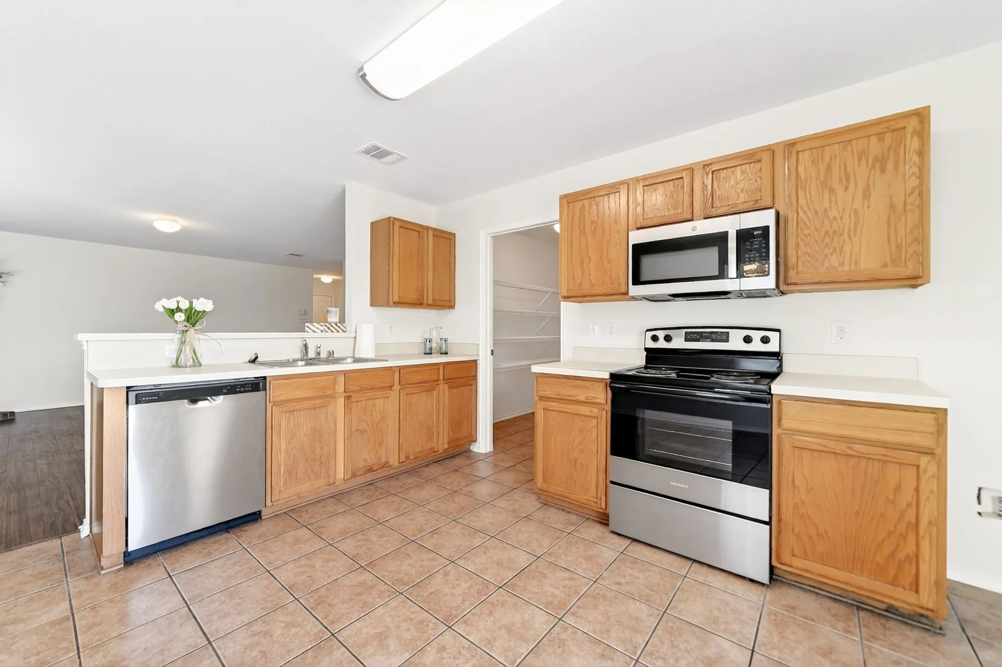Single Family Residence For Sale in Collin County , 2800 Arbury Drive, Mc Kinney, Texas 75071, 3 Bedroom, 2 Bathroom, 2 Garage spaces, 1,595 Sqft, built in 2003, Preowned, mls#21226005, Real Estate Agent in Mc Kinney, Homes For Sale in Collin county, Homes For Sale in Mc Kinney, Realtor in Mc Kinney Texas, Real Estate Brokerage Independent Realty Texas, Luminita Cordes Realtor