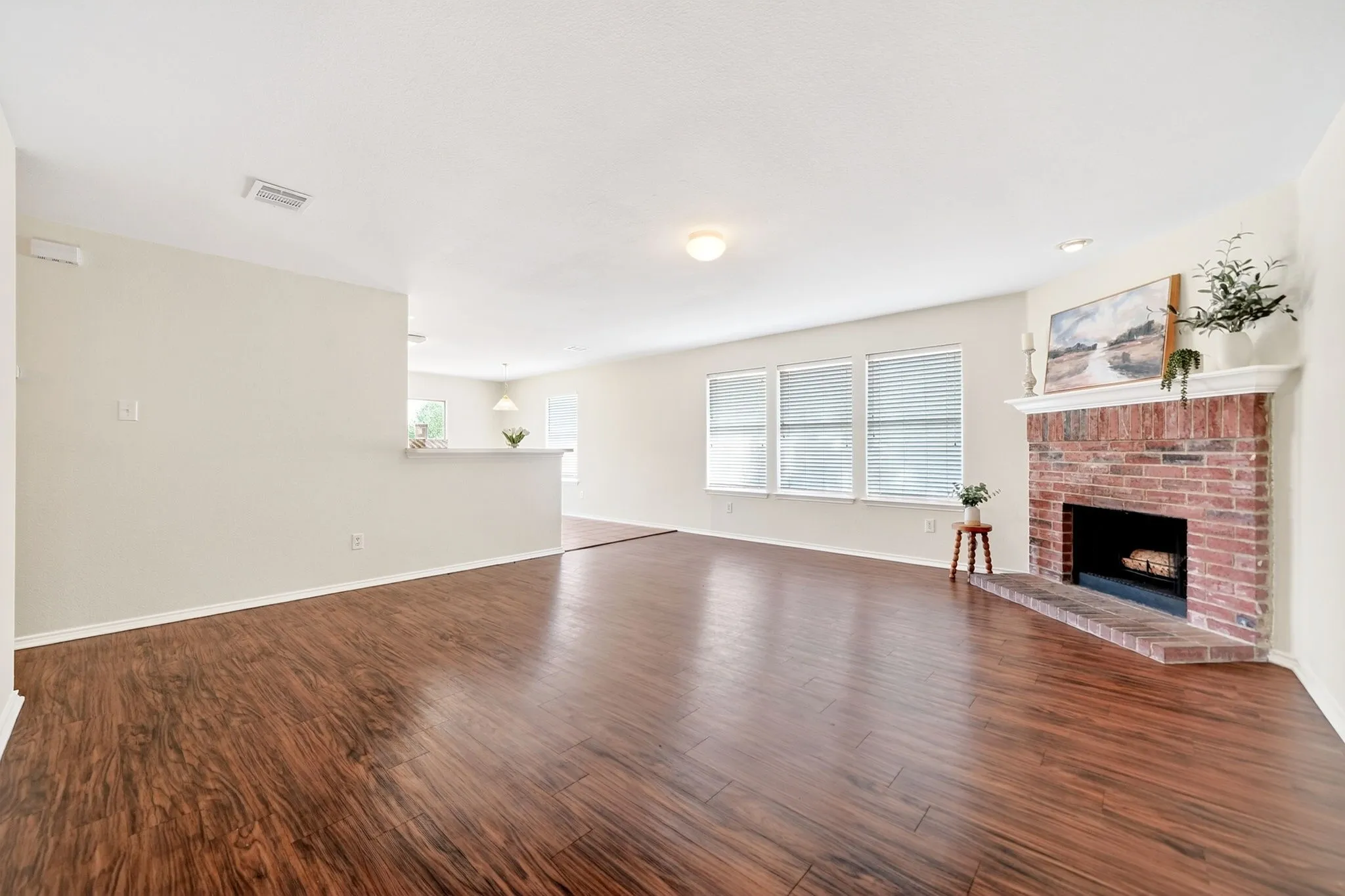 Single Family Residence For Sale in Collin County , 2800 Arbury Drive, Mc Kinney, Texas 75071, 3 Bedroom, 2 Bathroom, 2 Garage spaces, 1,595 Sqft, built in 2003, Preowned, mls#21226005, Real Estate Agent in Mc Kinney, Homes For Sale in Collin county, Homes For Sale in Mc Kinney, Realtor in Mc Kinney Texas, Real Estate Brokerage Independent Realty Texas, Luminita Cordes Realtor