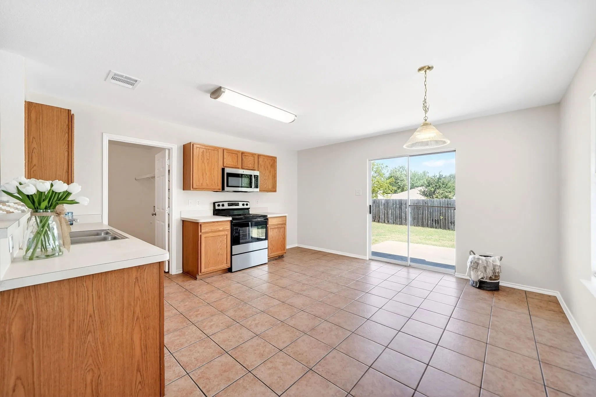 Single Family Residence For Sale in Collin County , 2800 Arbury Drive, Mc Kinney, Texas 75071, 3 Bedroom, 2 Bathroom, 2 Garage spaces, 1,595 Sqft, built in 2003, Preowned, mls#21226005, Real Estate Agent in Mc Kinney, Homes For Sale in Collin county, Homes For Sale in Mc Kinney, Realtor in Mc Kinney Texas, Real Estate Brokerage Independent Realty Texas, Luminita Cordes Realtor
