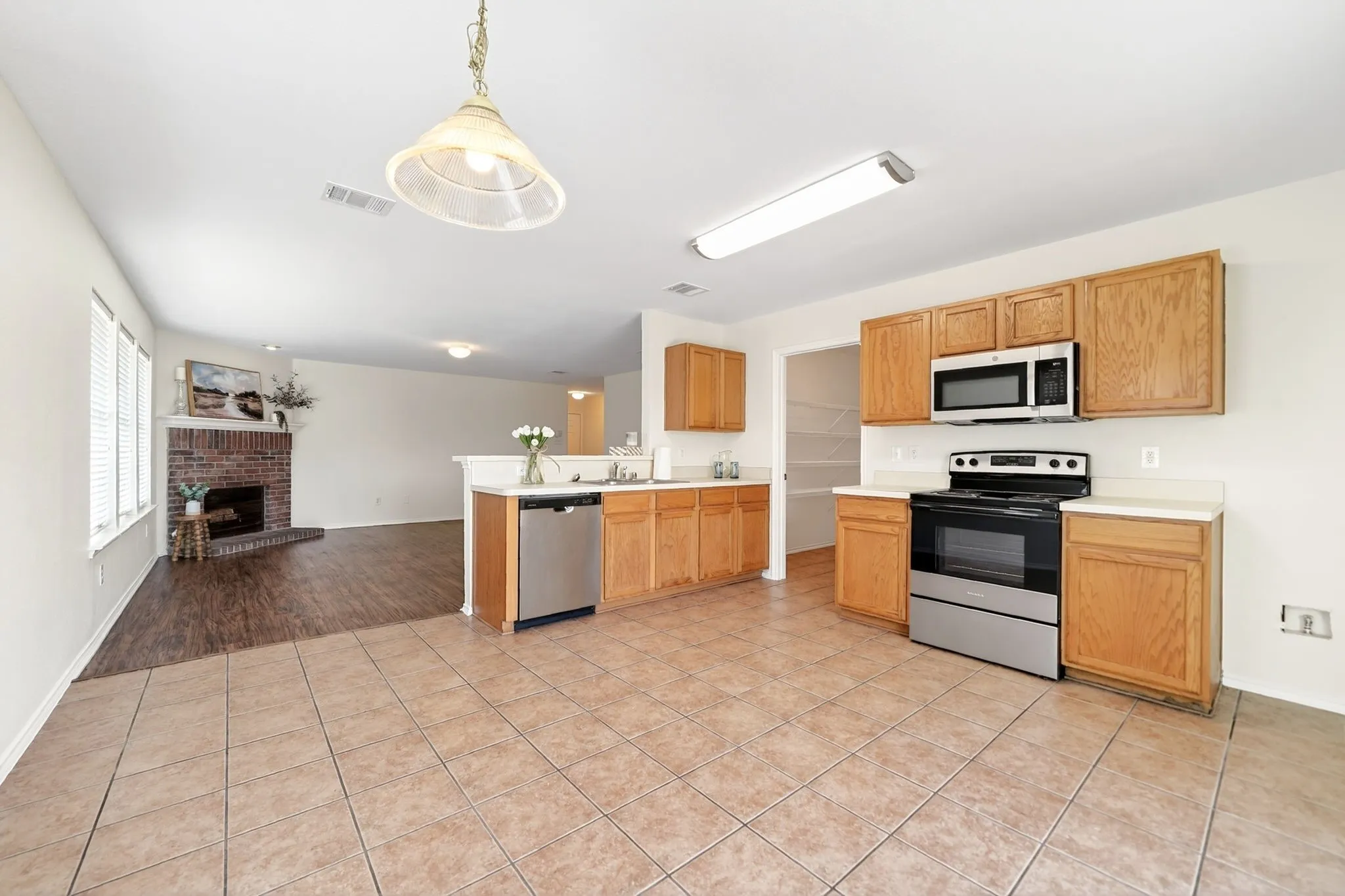 Single Family Residence For Sale in Collin County , 2800 Arbury Drive, Mc Kinney, Texas 75071, 3 Bedroom, 2 Bathroom, 2 Garage spaces, 1,595 Sqft, built in 2003, Preowned, mls#21226005, Real Estate Agent in Mc Kinney, Homes For Sale in Collin county, Homes For Sale in Mc Kinney, Realtor in Mc Kinney Texas, Real Estate Brokerage Independent Realty Texas, Luminita Cordes Realtor