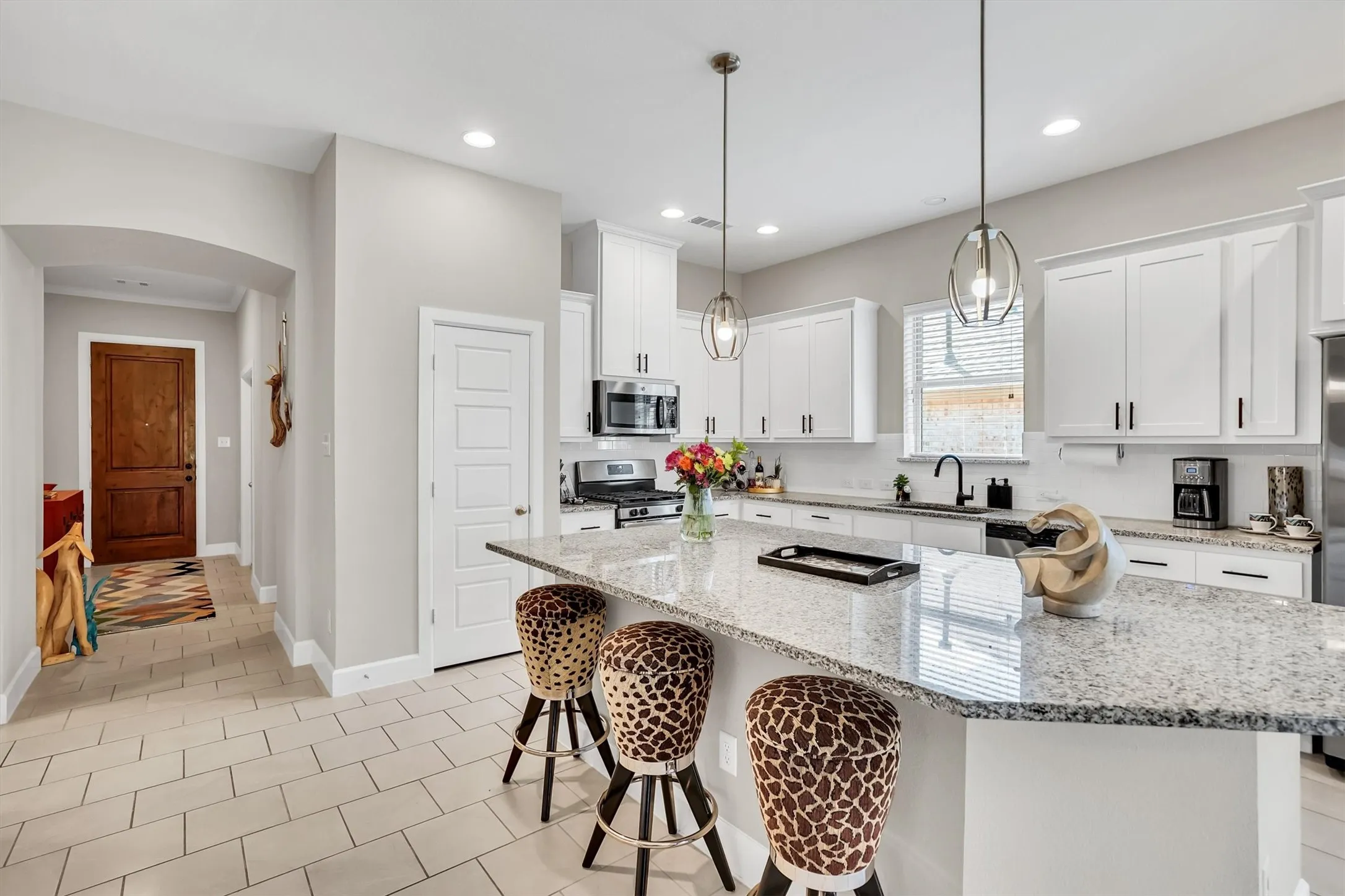 Single Family Residence For Sale in Tarrant County , 5564 Vaquero Road, Fort Worth, Texas 76126, 3 Bedroom, 3 Bathroom, 2 Garage spaces, 2,218 Sqft, built in 2017, mls#21227111, Real Estate Agent in Fort Worth, Homes For Sale in Tarrant county, Homes For Sale in Fort Worth, Realtor in Fort Worth Texas, Real Estate Brokerage Independent Realty Texas, Luminita Cordes Realtor