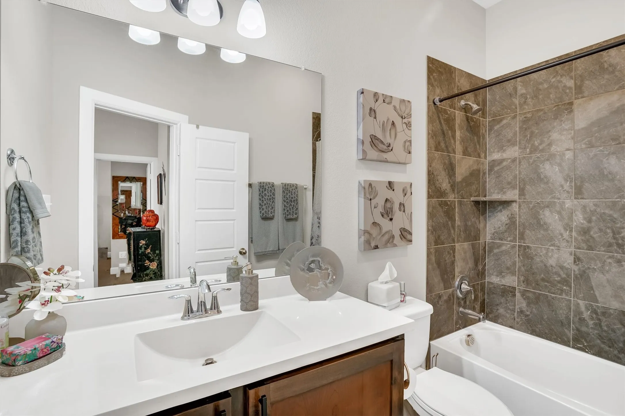 Single Family Residence For Sale in Tarrant County , 5564 Vaquero Road, Fort Worth, Texas 76126, 3 Bedroom, 3 Bathroom, 2 Garage spaces, 2,218 Sqft, built in 2017, mls#21227111, Real Estate Agent in Fort Worth, Homes For Sale in Tarrant county, Homes For Sale in Fort Worth, Realtor in Fort Worth Texas, Real Estate Brokerage Independent Realty Texas, Luminita Cordes Realtor