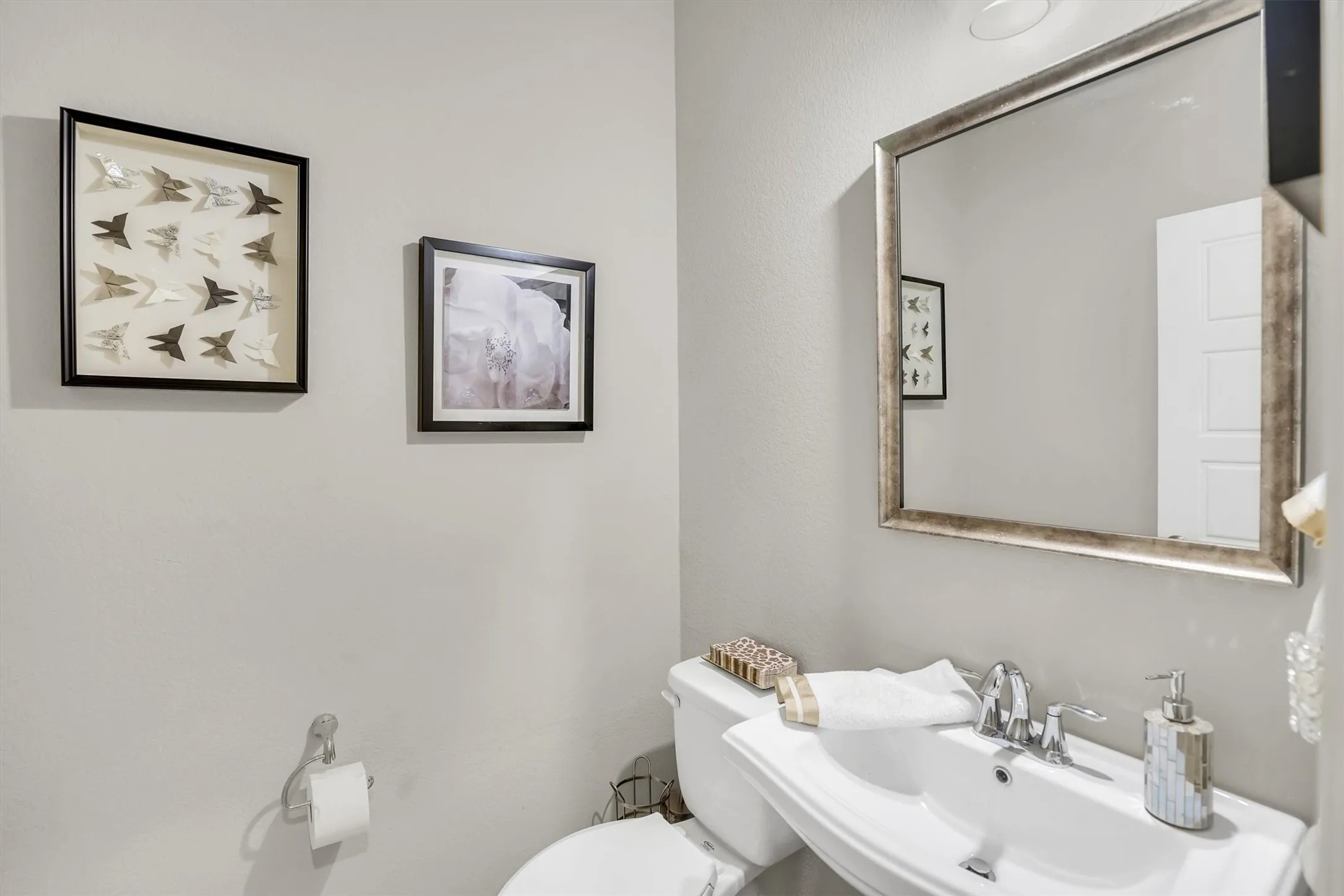 Single Family Residence For Sale in Tarrant County , 5564 Vaquero Road, Fort Worth, Texas 76126, 3 Bedroom, 3 Bathroom, 2 Garage spaces, 2,218 Sqft, built in 2017, mls#21227111, Real Estate Agent in Fort Worth, Homes For Sale in Tarrant county, Homes For Sale in Fort Worth, Realtor in Fort Worth Texas, Real Estate Brokerage Independent Realty Texas, Luminita Cordes Realtor