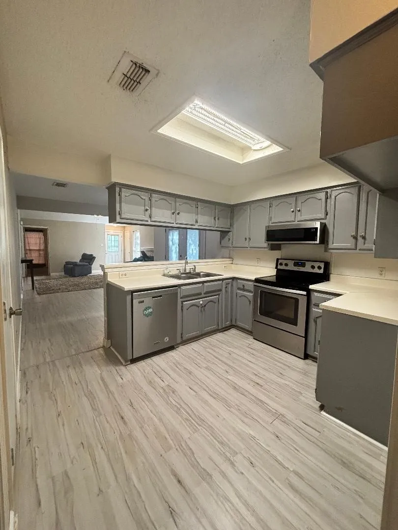 Single Family Residence For Sale in Tarrant County , 1107 Rimcrest Drive, Arlington, Texas 76017, 3 Bedroom, 2 Bathroom, Garage spaces, 1,386 Sqft, built in 1987, Preowned, mls#21228233, Real Estate Agent in Arlington, Homes For Sale in Tarrant county, Homes For Sale in Arlington, Realtor in Arlington Texas, Real Estate Brokerage Independent Realty Texas, Luminita Cordes Realtor