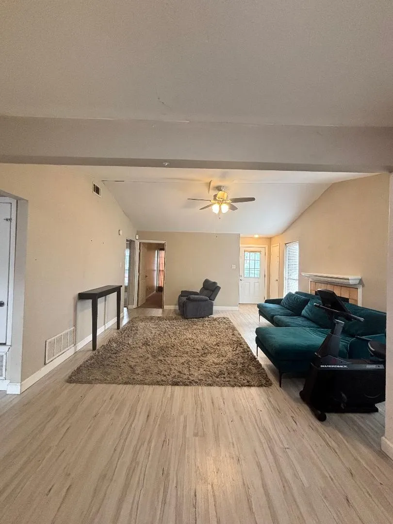 Single Family Residence For Sale in Tarrant County , 1107 Rimcrest Drive, Arlington, Texas 76017, 3 Bedroom, 2 Bathroom, Garage spaces, 1,386 Sqft, built in 1987, Preowned, mls#21228233, Real Estate Agent in Arlington, Homes For Sale in Tarrant county, Homes For Sale in Arlington, Realtor in Arlington Texas, Real Estate Brokerage Independent Realty Texas, Luminita Cordes Realtor