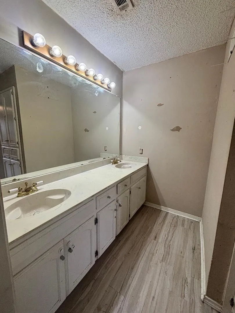 Single Family Residence For Sale in Tarrant County , 1107 Rimcrest Drive, Arlington, Texas 76017, 3 Bedroom, 2 Bathroom, Garage spaces, 1,386 Sqft, built in 1987, Preowned, mls#21228233, Real Estate Agent in Arlington, Homes For Sale in Tarrant county, Homes For Sale in Arlington, Realtor in Arlington Texas, Real Estate Brokerage Independent Realty Texas, Luminita Cordes Realtor