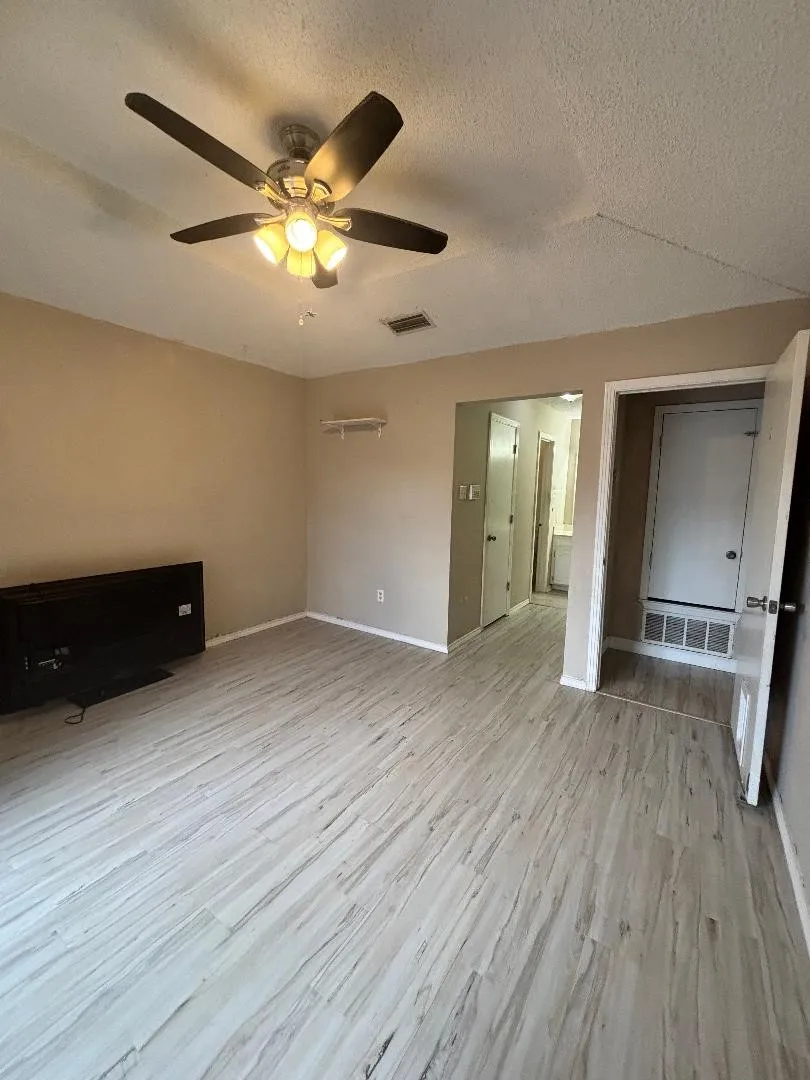 Single Family Residence For Sale in Tarrant County , 1107 Rimcrest Drive, Arlington, Texas 76017, 3 Bedroom, 2 Bathroom, Garage spaces, 1,386 Sqft, built in 1987, Preowned, mls#21228233, Real Estate Agent in Arlington, Homes For Sale in Tarrant county, Homes For Sale in Arlington, Realtor in Arlington Texas, Real Estate Brokerage Independent Realty Texas, Luminita Cordes Realtor