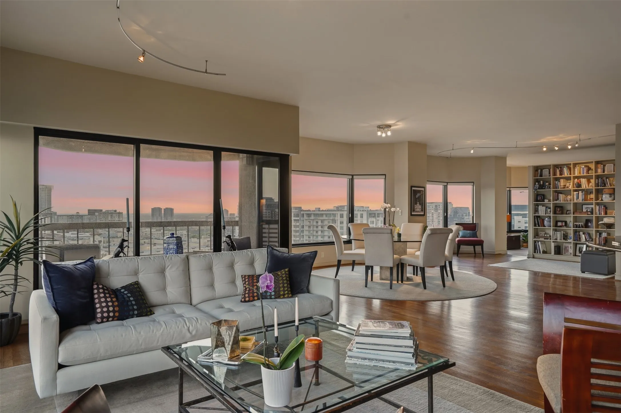 Condominium For Sale in Dallas County , 3030 Mckinney Avenue 1606, Dallas, Texas 75204, 3 Bedroom, 3 Bathroom, 4 Garage spaces, 3,126 Sqft, built in 1981, mls#21221032, Real Estate Agent in Dallas, Homes For Sale in Dallas county, Homes For Sale in Dallas, Realtor in Dallas Texas, Real Estate Brokerage Independent Realty Texas, Luminita Cordes Realtor