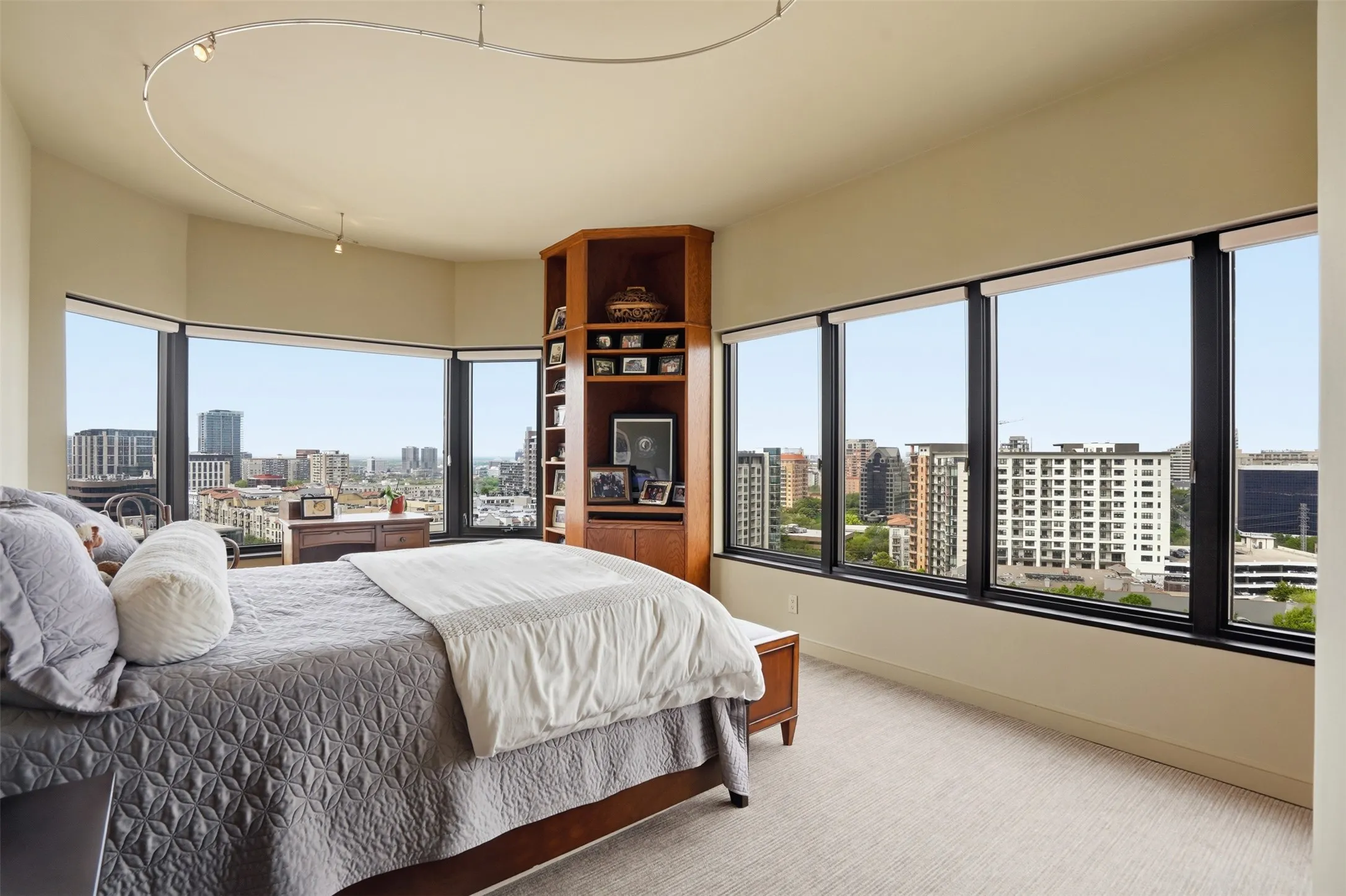 Condominium For Sale in Dallas County , 3030 Mckinney Avenue 1606, Dallas, Texas 75204, 3 Bedroom, 3 Bathroom, 4 Garage spaces, 3,126 Sqft, built in 1981, mls#21221032, Real Estate Agent in Dallas, Homes For Sale in Dallas county, Homes For Sale in Dallas, Realtor in Dallas Texas, Real Estate Brokerage Independent Realty Texas, Luminita Cordes Realtor