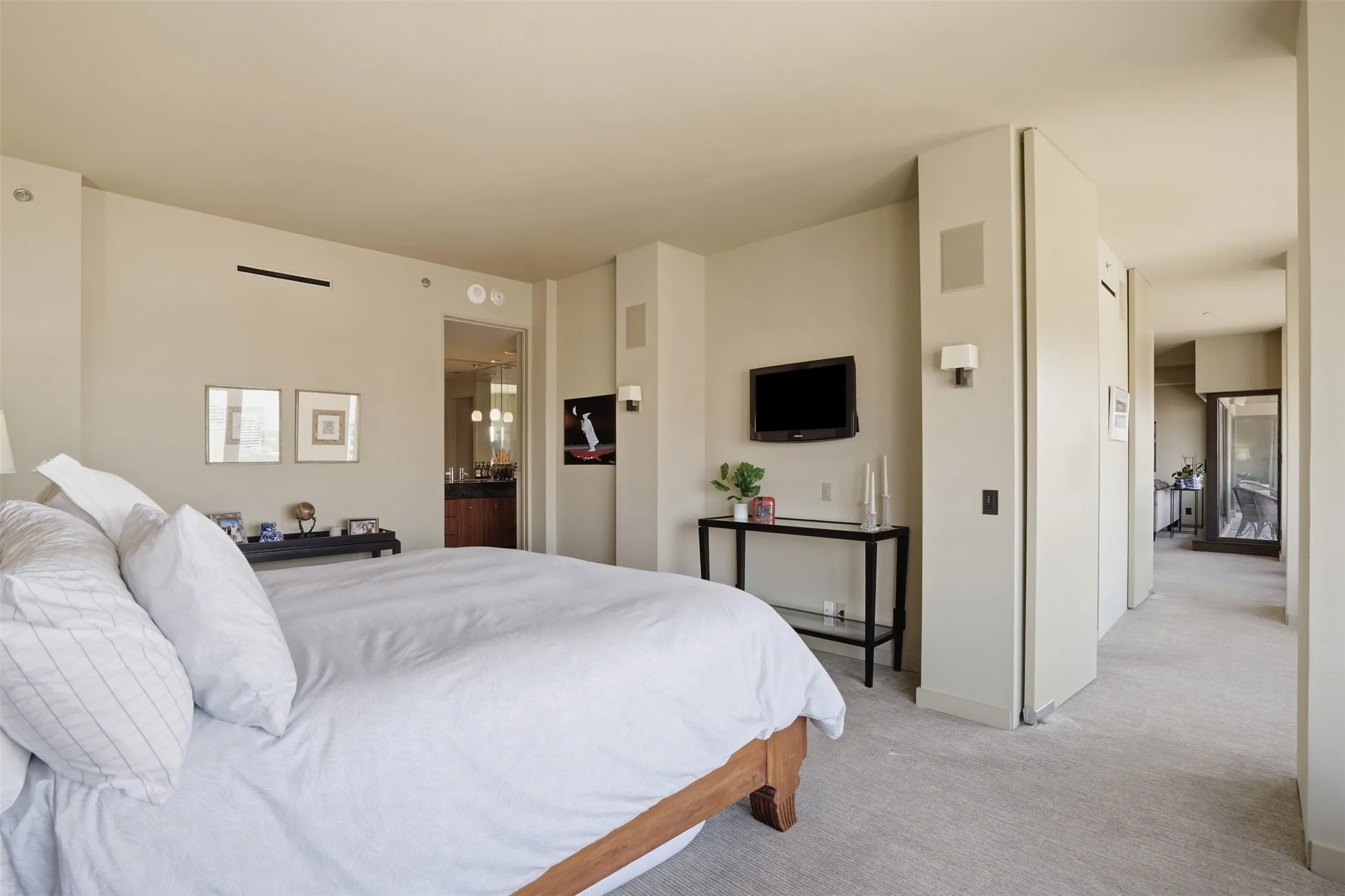 Condominium For Sale in Dallas County , 3030 Mckinney Avenue 1606, Dallas, Texas 75204, 3 Bedroom, 3 Bathroom, 4 Garage spaces, 3,126 Sqft, built in 1981, mls#21221032, Real Estate Agent in Dallas, Homes For Sale in Dallas county, Homes For Sale in Dallas, Realtor in Dallas Texas, Real Estate Brokerage Independent Realty Texas, Luminita Cordes Realtor