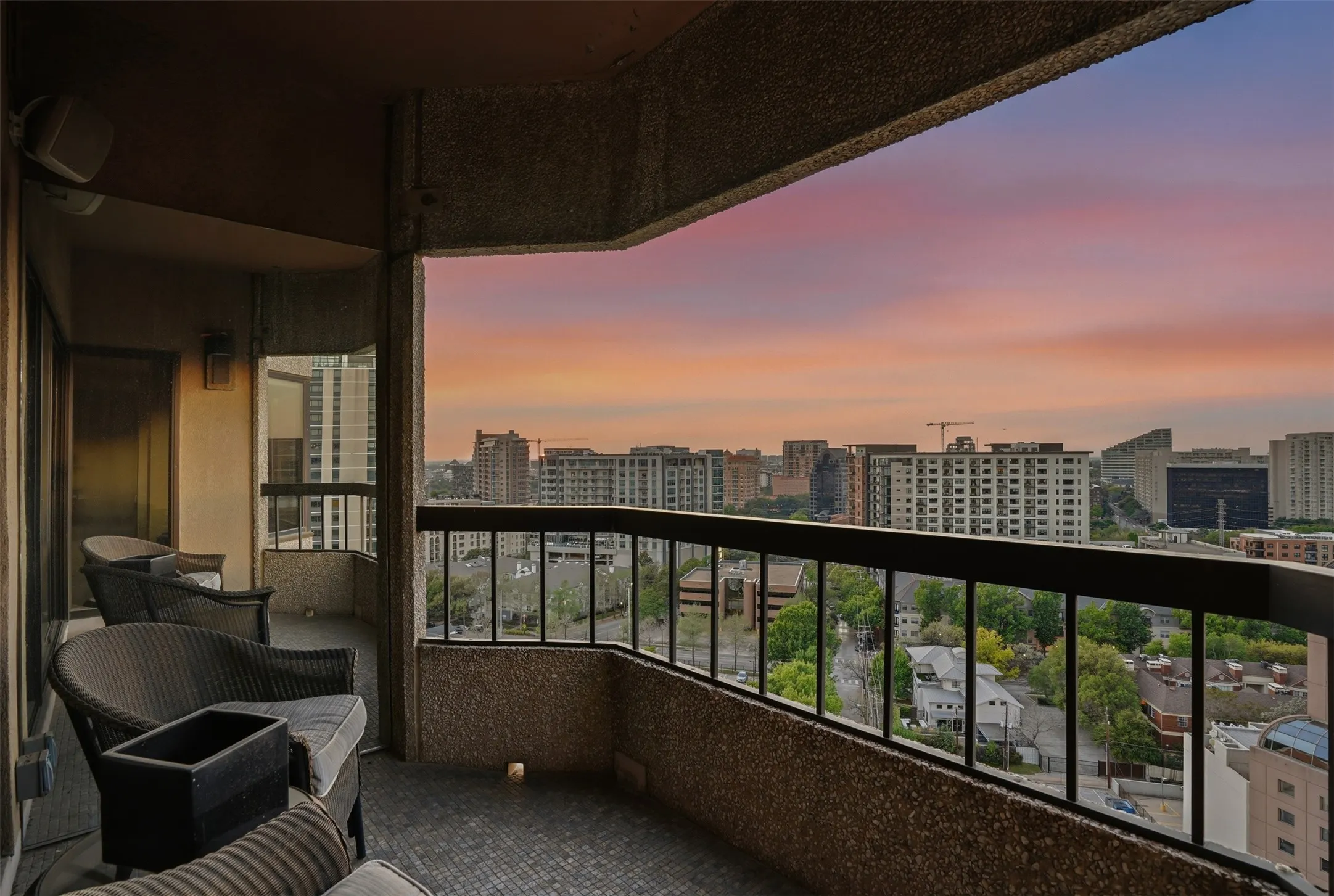 Condominium For Sale in Dallas County , 3030 Mckinney Avenue 1606, Dallas, Texas 75204, 3 Bedroom, 3 Bathroom, 4 Garage spaces, 3,126 Sqft, built in 1981, mls#21221032, Real Estate Agent in Dallas, Homes For Sale in Dallas county, Homes For Sale in Dallas, Realtor in Dallas Texas, Real Estate Brokerage Independent Realty Texas, Luminita Cordes Realtor