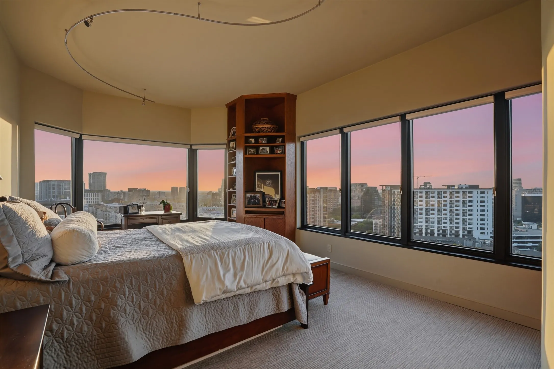 Condominium For Sale in Dallas County , 3030 Mckinney Avenue 1606, Dallas, Texas 75204, 3 Bedroom, 3 Bathroom, 4 Garage spaces, 3,126 Sqft, built in 1981, mls#21221032, Real Estate Agent in Dallas, Homes For Sale in Dallas county, Homes For Sale in Dallas, Realtor in Dallas Texas, Real Estate Brokerage Independent Realty Texas, Luminita Cordes Realtor
