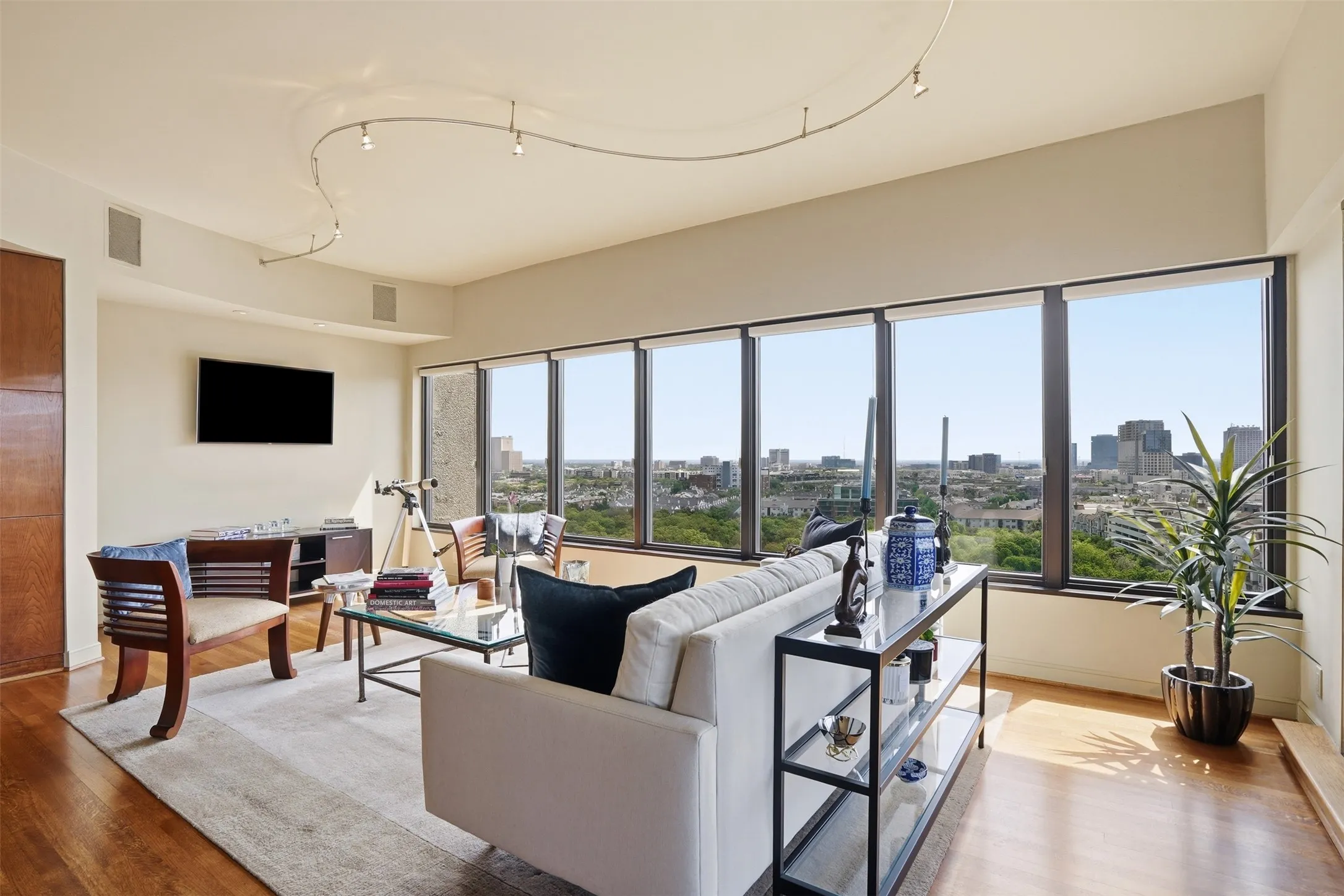 Condominium For Sale in Dallas County , 3030 Mckinney Avenue 1606, Dallas, Texas 75204, 3 Bedroom, 3 Bathroom, 4 Garage spaces, 3,126 Sqft, built in 1981, mls#21221032, Real Estate Agent in Dallas, Homes For Sale in Dallas county, Homes For Sale in Dallas, Realtor in Dallas Texas, Real Estate Brokerage Independent Realty Texas, Luminita Cordes Realtor
