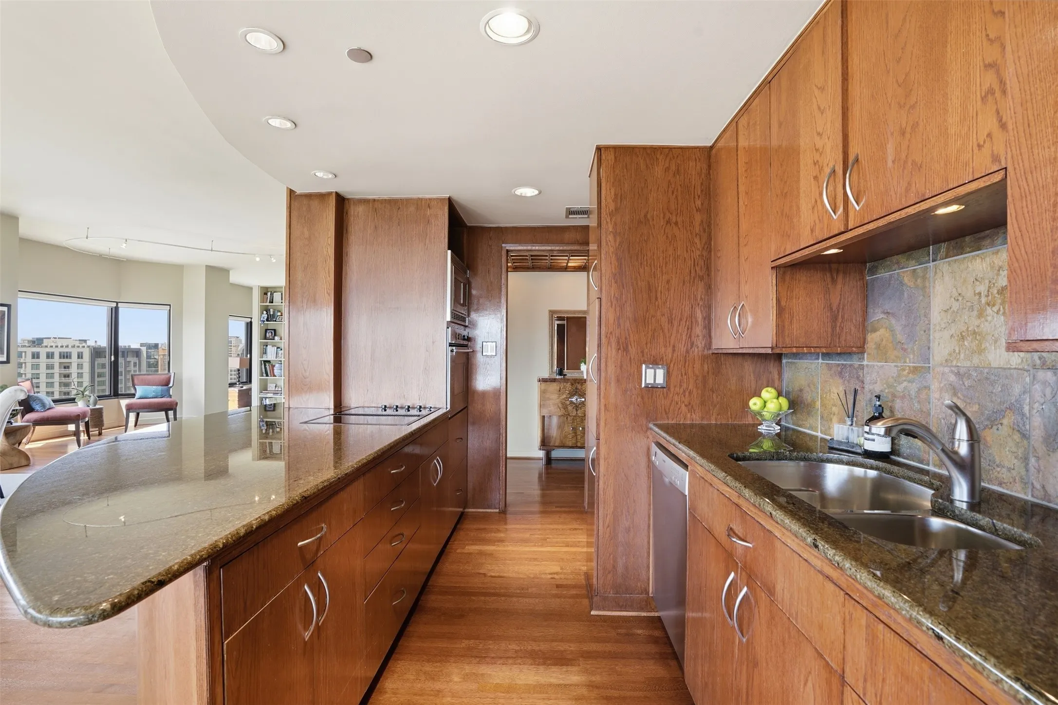 Condominium For Sale in Dallas County , 3030 Mckinney Avenue 1606, Dallas, Texas 75204, 3 Bedroom, 3 Bathroom, 4 Garage spaces, 3,126 Sqft, built in 1981, mls#21221032, Real Estate Agent in Dallas, Homes For Sale in Dallas county, Homes For Sale in Dallas, Realtor in Dallas Texas, Real Estate Brokerage Independent Realty Texas, Luminita Cordes Realtor