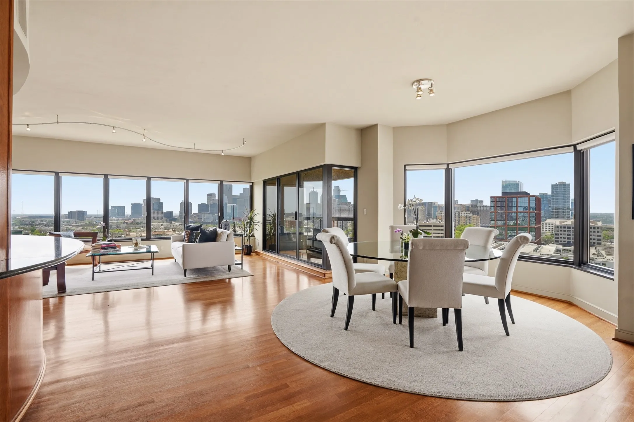 Condominium For Sale in Dallas County , 3030 Mckinney Avenue 1606, Dallas, Texas 75204, 3 Bedroom, 3 Bathroom, 4 Garage spaces, 3,126 Sqft, built in 1981, mls#21221032, Real Estate Agent in Dallas, Homes For Sale in Dallas county, Homes For Sale in Dallas, Realtor in Dallas Texas, Real Estate Brokerage Independent Realty Texas, Luminita Cordes Realtor