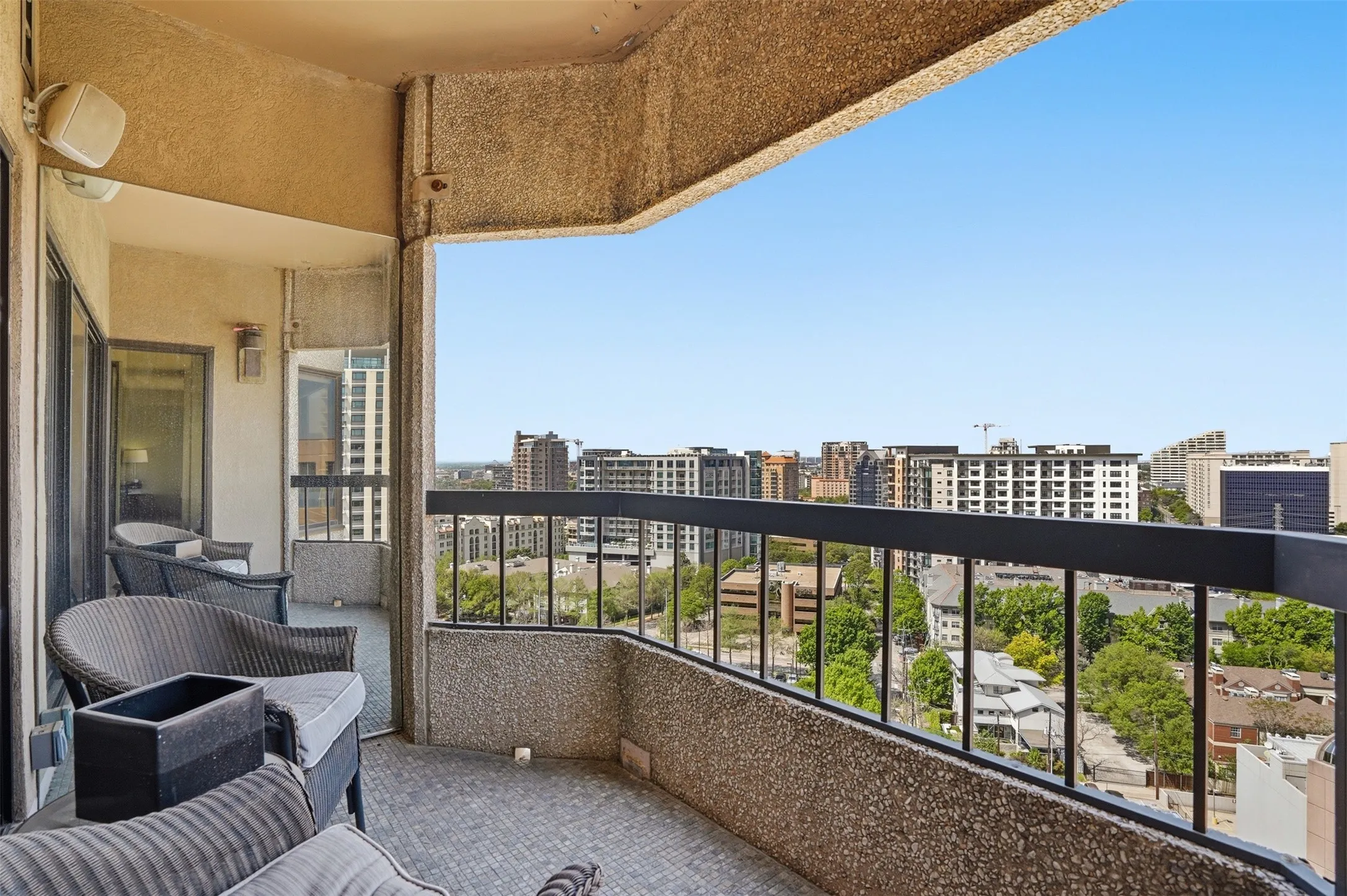 Condominium For Sale in Dallas County , 3030 Mckinney Avenue 1606, Dallas, Texas 75204, 3 Bedroom, 3 Bathroom, 4 Garage spaces, 3,126 Sqft, built in 1981, mls#21221032, Real Estate Agent in Dallas, Homes For Sale in Dallas county, Homes For Sale in Dallas, Realtor in Dallas Texas, Real Estate Brokerage Independent Realty Texas, Luminita Cordes Realtor