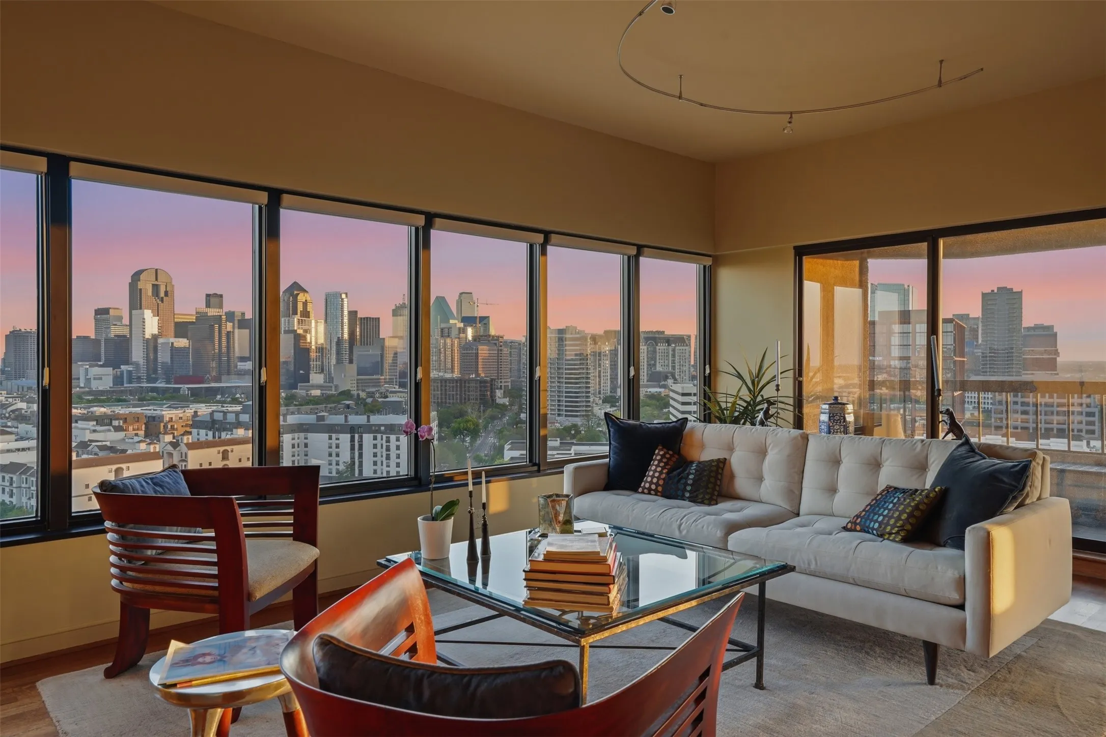 Condominium For Sale in Dallas County , 3030 Mckinney Avenue 1606, Dallas, Texas 75204, 3 Bedroom, 3 Bathroom, 4 Garage spaces, 3,126 Sqft, built in 1981, mls#21221032, Real Estate Agent in Dallas, Homes For Sale in Dallas county, Homes For Sale in Dallas, Realtor in Dallas Texas, Real Estate Brokerage Independent Realty Texas, Luminita Cordes Realtor
