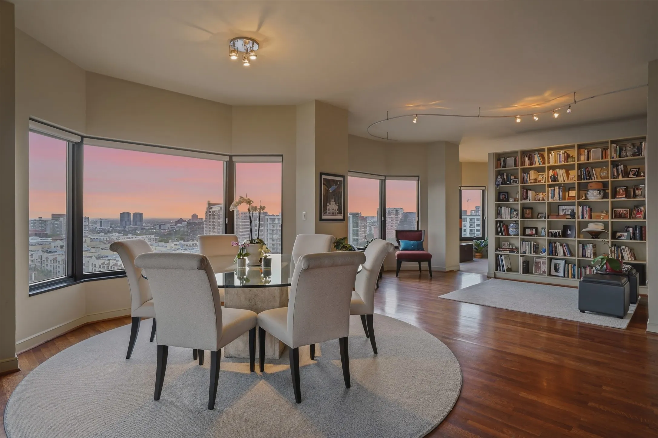 Condominium For Sale in Dallas County , 3030 Mckinney Avenue 1606, Dallas, Texas 75204, 3 Bedroom, 3 Bathroom, 4 Garage spaces, 3,126 Sqft, built in 1981, mls#21221032, Real Estate Agent in Dallas, Homes For Sale in Dallas county, Homes For Sale in Dallas, Realtor in Dallas Texas, Real Estate Brokerage Independent Realty Texas, Luminita Cordes Realtor