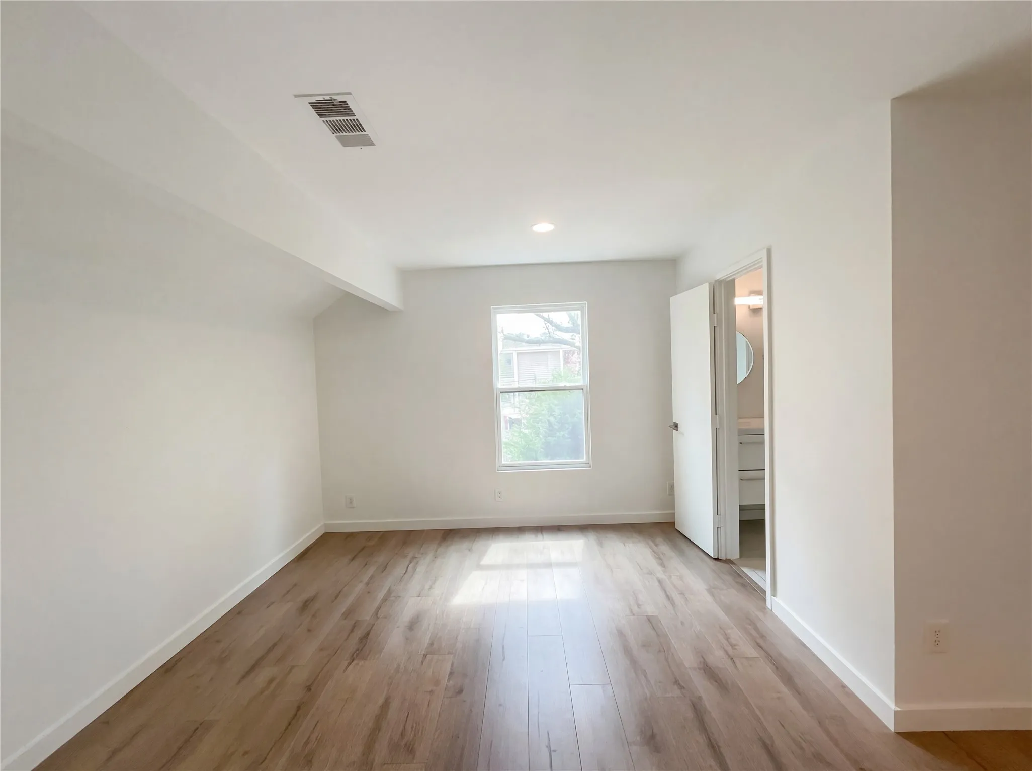Single Family Residence For Sale in Collin County , 7121 Winding Creek Road, Dallas, Texas 75252, 3 Bedroom, 3 Bathroom, Garage spaces, 2,512 Sqft, built in 1973, mls#21228362, Real Estate Agent in Dallas, Homes For Sale in Collin county, Homes For Sale in Dallas, Realtor in Dallas Texas, Real Estate Brokerage Independent Realty Texas, Luminita Cordes Realtor