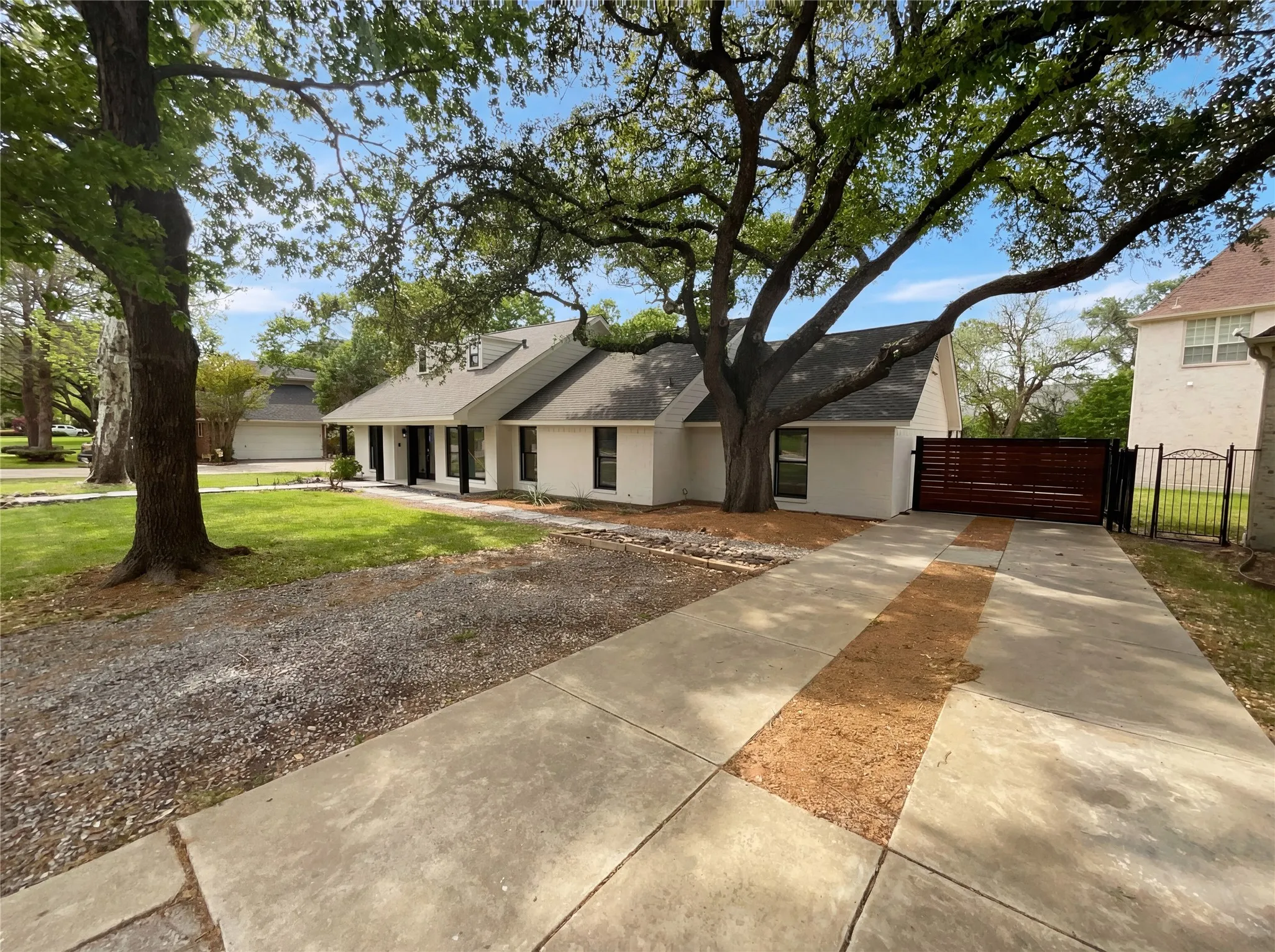 Single Family Residence For Sale in Collin County , 7121 Winding Creek Road, Dallas, Texas 75252, 3 Bedroom, 3 Bathroom, Garage spaces, 2,512 Sqft, built in 1973, mls#21228362, Real Estate Agent in Dallas, Homes For Sale in Collin county, Homes For Sale in Dallas, Realtor in Dallas Texas, Real Estate Brokerage Independent Realty Texas, Luminita Cordes Realtor