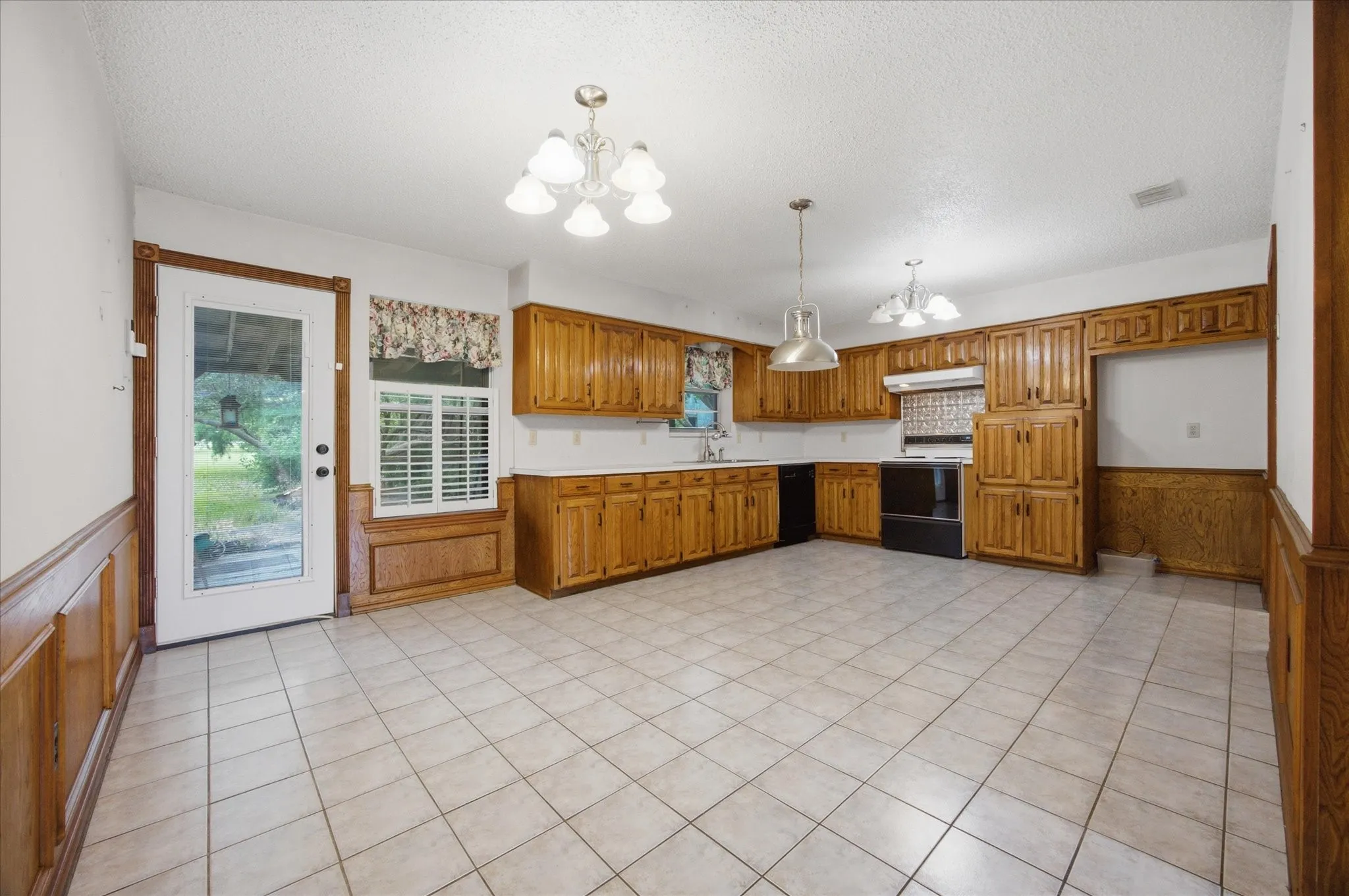 Single Family Residence For Sale in Collin County , 102 Paul Wilson Road, Wylie, Texas 75098, 3 Bedroom, 1 Bathroom, Garage spaces, 2,110 Sqft, built in 1977, mls#21226760, Real Estate Agent in Wylie, Homes For Sale in Collin county, Homes For Sale in Wylie, Realtor in Wylie Texas, Real Estate Brokerage Independent Realty Texas, Luminita Cordes Realtor