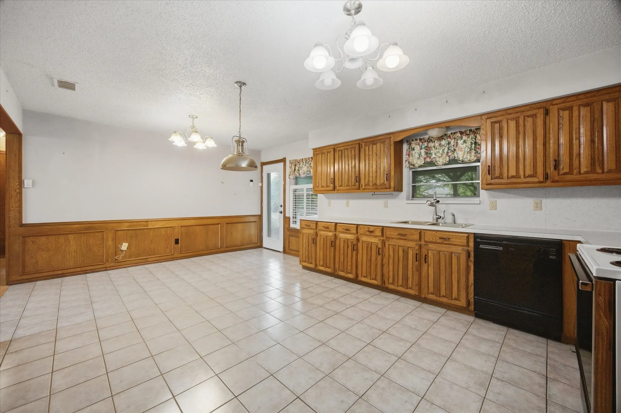 Single Family Residence For Sale in Collin County , 102 Paul Wilson Road, Wylie, Texas 75098, 3 Bedroom, 1 Bathroom, Garage spaces, 2,110 Sqft, built in 1977, mls#21226760, Real Estate Agent in Wylie, Homes For Sale in Collin county, Homes For Sale in Wylie, Realtor in Wylie Texas, Real Estate Brokerage Independent Realty Texas, Luminita Cordes Realtor