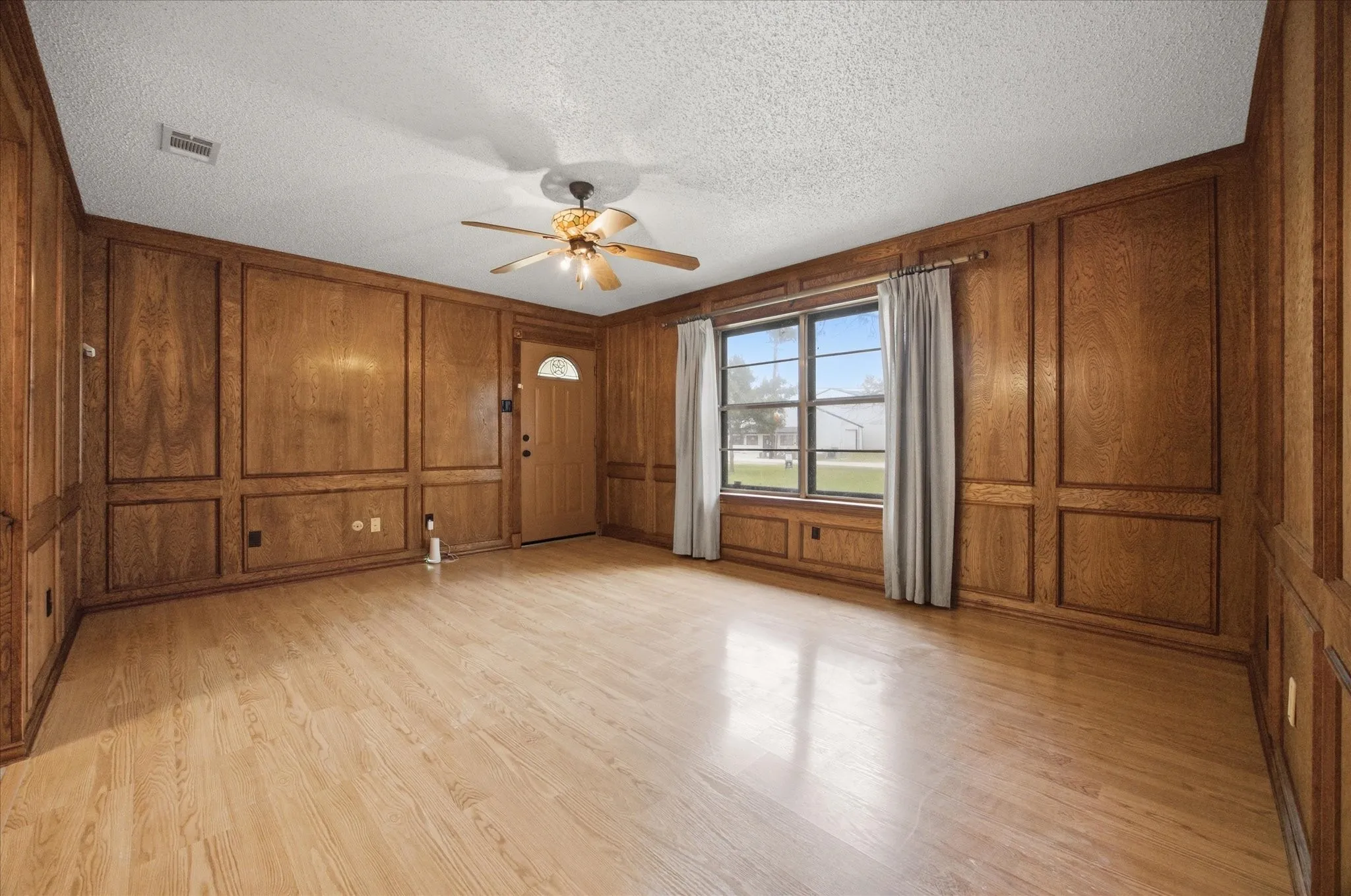 Single Family Residence For Sale in Collin County , 102 Paul Wilson Road, Wylie, Texas 75098, 3 Bedroom, 1 Bathroom, Garage spaces, 2,110 Sqft, built in 1977, mls#21226760, Real Estate Agent in Wylie, Homes For Sale in Collin county, Homes For Sale in Wylie, Realtor in Wylie Texas, Real Estate Brokerage Independent Realty Texas, Luminita Cordes Realtor
