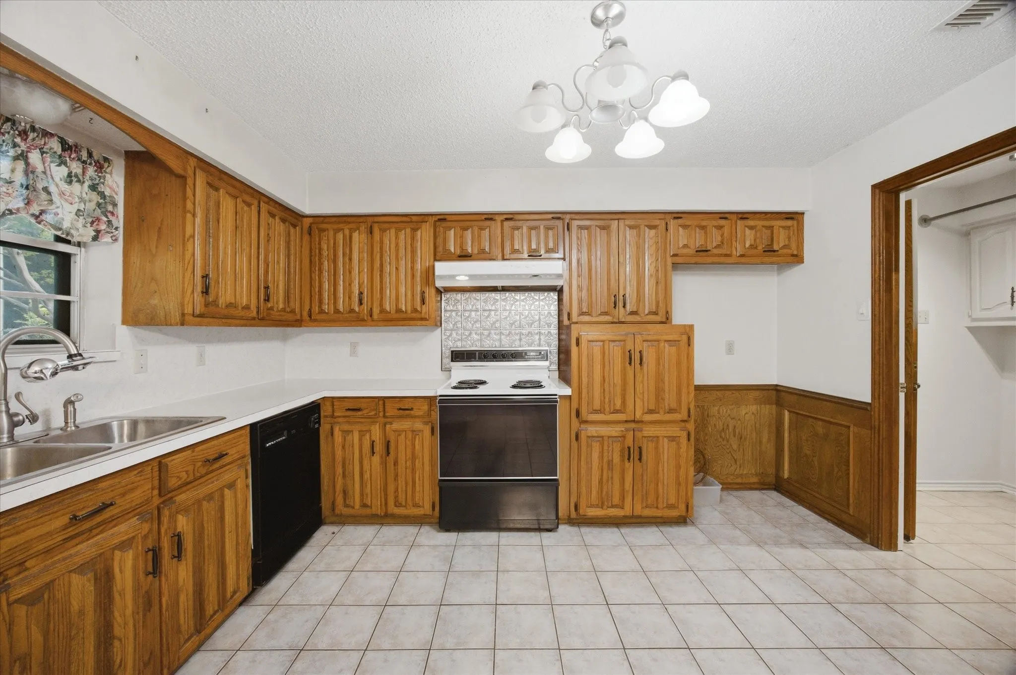 Single Family Residence For Sale in Collin County , 102 Paul Wilson Road, Wylie, Texas 75098, 3 Bedroom, 1 Bathroom, Garage spaces, 2,110 Sqft, built in 1977, mls#21226760, Real Estate Agent in Wylie, Homes For Sale in Collin county, Homes For Sale in Wylie, Realtor in Wylie Texas, Real Estate Brokerage Independent Realty Texas, Luminita Cordes Realtor