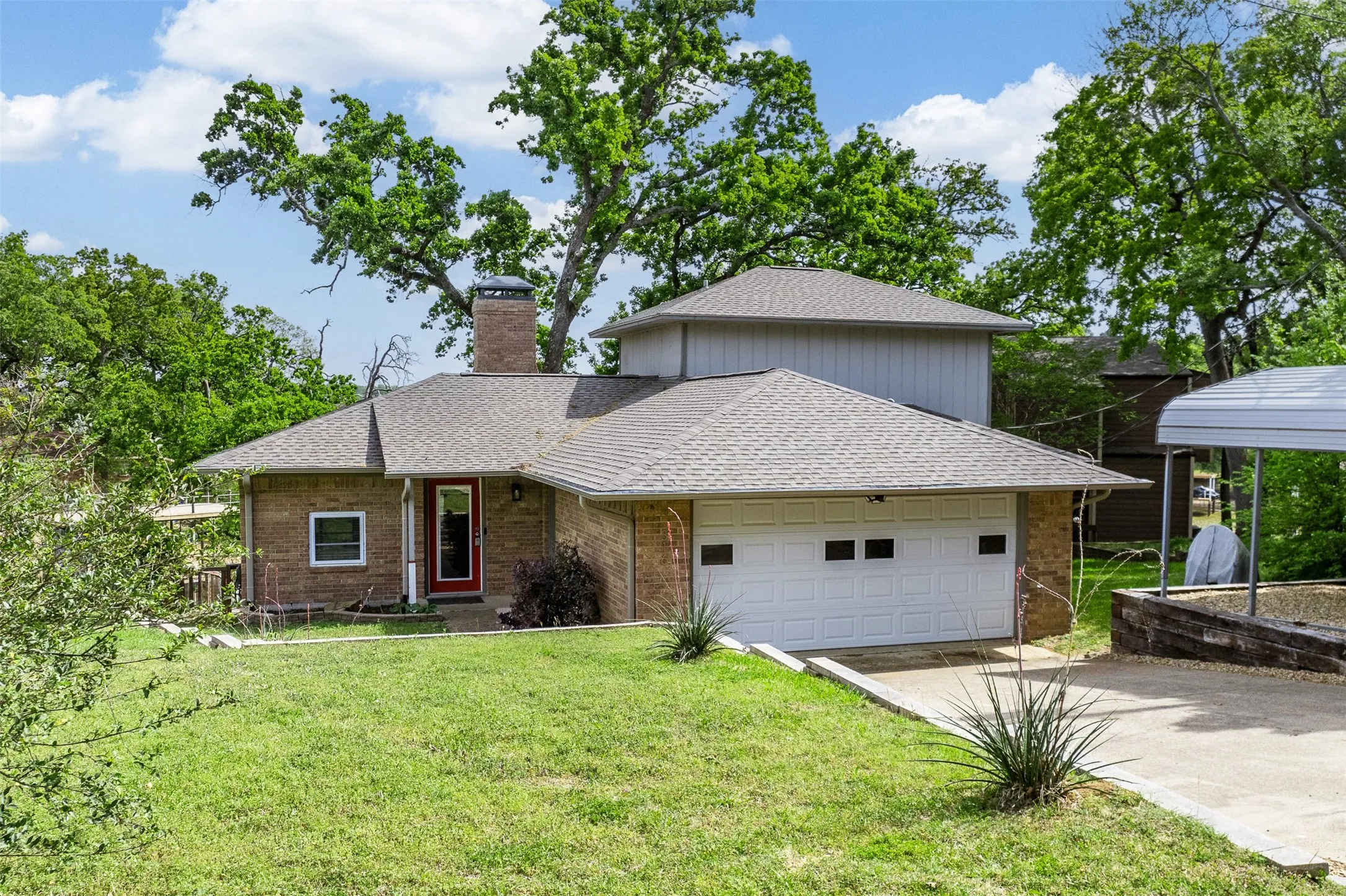 Single Family Residence For Sale in Henderson County , 316 Oak Lane, Tool, Texas 75143, 2 Bedroom, 3 Bathroom, 2 Garage spaces, 1,500 Sqft, built in 1989, mls#21228057, Real Estate Agent in Tool, Homes For Sale in Henderson county, Homes For Sale in Tool, Realtor in Tool Texas, Real Estate Brokerage Independent Realty Texas, Luminita Cordes Realtor