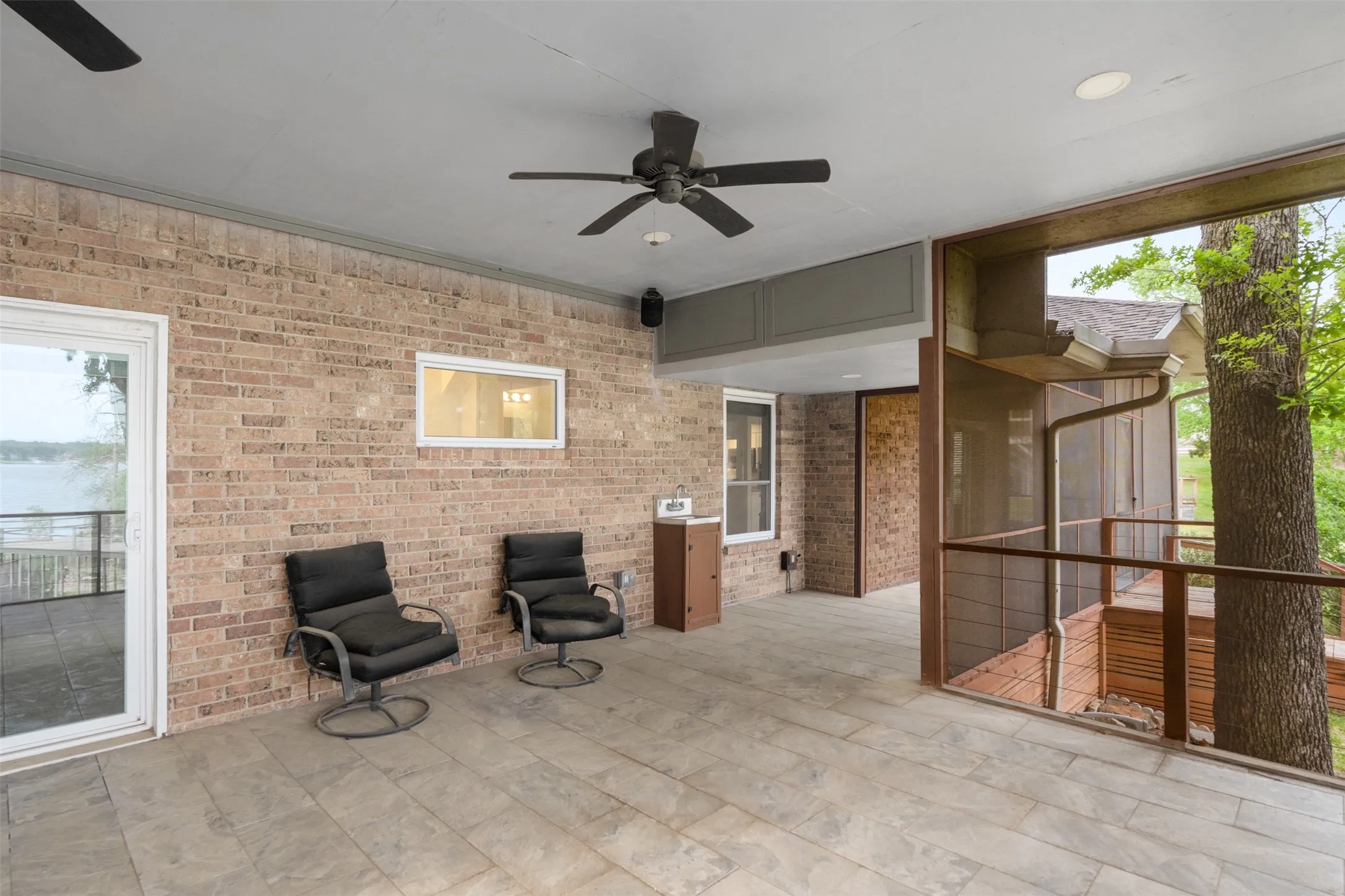 Single Family Residence For Sale in Henderson County , 316 Oak Lane, Tool, Texas 75143, 2 Bedroom, 3 Bathroom, 2 Garage spaces, 1,500 Sqft, built in 1989, mls#21228057, Real Estate Agent in Tool, Homes For Sale in Henderson county, Homes For Sale in Tool, Realtor in Tool Texas, Real Estate Brokerage Independent Realty Texas, Luminita Cordes Realtor