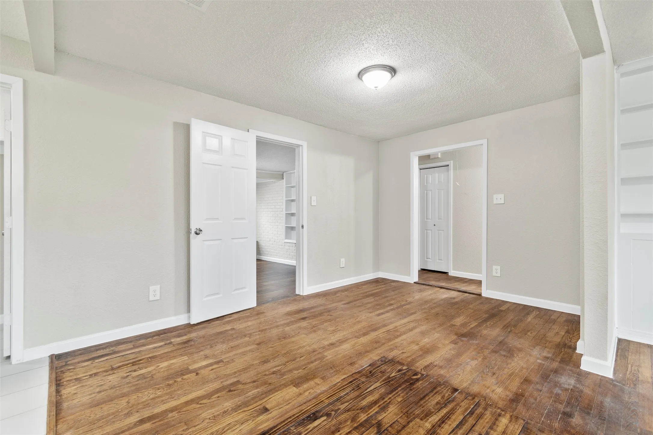 Single Family Residence For Sale in Tarrant County , 2336 Glencrest Drive, Fort Worth, Texas 76119, 3 Bedrooms, 2 Bathrooms, 2 Garage spaces, 1,690 Sqft, built in 1946, Preowned, Price $240,000, mls#21228410, Real Estate Agent in Fort Worth, Homes For Sale in Tarrant county, Homes For Sale in Fort Worth, Realtor in Fort Worth Texas, Real Estate Brokerage Independent Realty Texas, Luminita Cordes Realtor