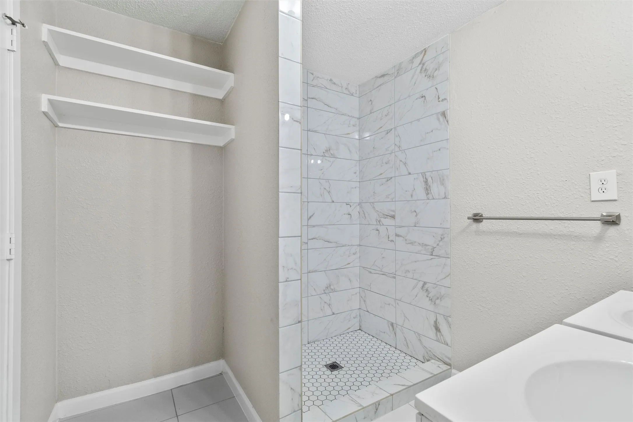 Single Family Residence For Sale in Tarrant County , 2336 Glencrest Drive, Fort Worth, Texas 76119, 3 Bedrooms, 2 Bathrooms, 2 Garage spaces, 1,690 Sqft, built in 1946, Preowned, Price $240,000, mls#21228410, Real Estate Agent in Fort Worth, Homes For Sale in Tarrant county, Homes For Sale in Fort Worth, Realtor in Fort Worth Texas, Real Estate Brokerage Independent Realty Texas, Luminita Cordes Realtor