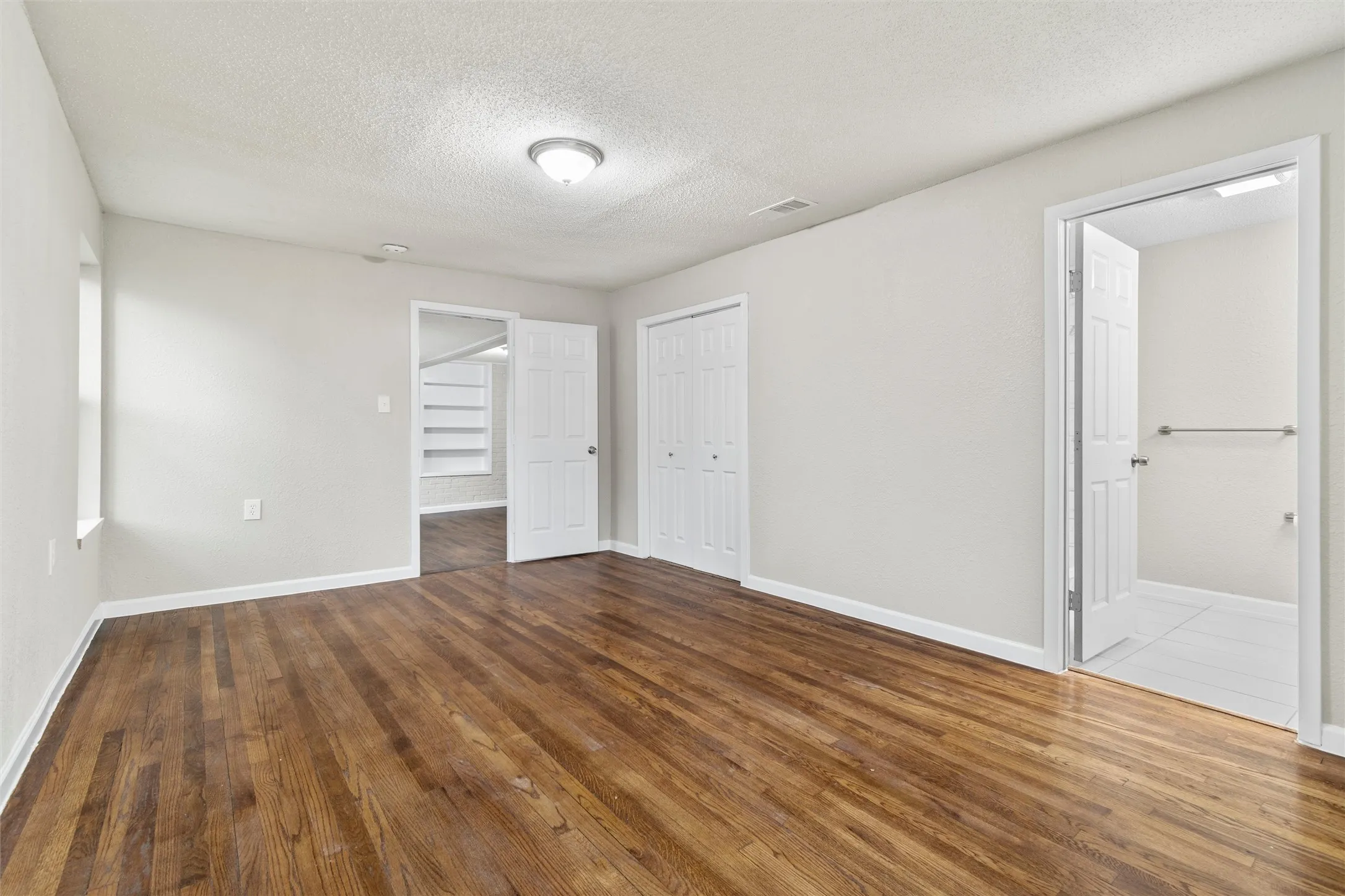 Single Family Residence For Sale in Tarrant County , 2336 Glencrest Drive, Fort Worth, Texas 76119, 3 Bedrooms, 2 Bathrooms, 2 Garage spaces, 1,690 Sqft, built in 1946, Preowned, Price $240,000, mls#21228410, Real Estate Agent in Fort Worth, Homes For Sale in Tarrant county, Homes For Sale in Fort Worth, Realtor in Fort Worth Texas, Real Estate Brokerage Independent Realty Texas, Luminita Cordes Realtor