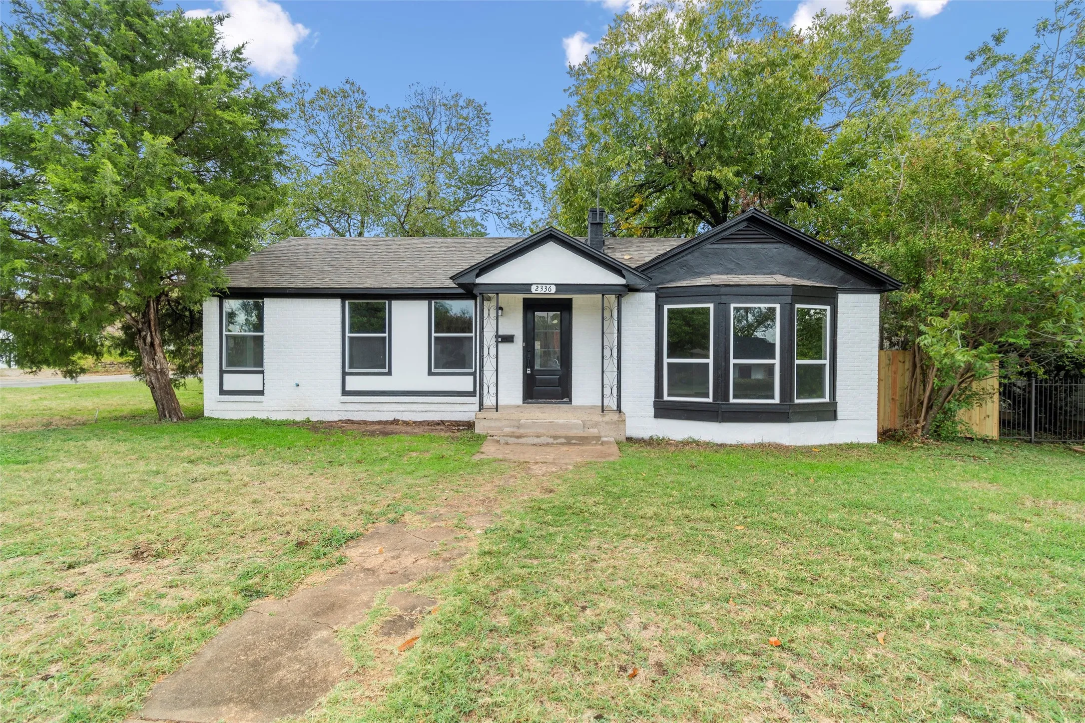 Single Family Residence For Sale in Tarrant County , 2336 Glencrest Drive, Fort Worth, Texas 76119, 3 Bedrooms, 2 Bathrooms, 2 Garage spaces, 1,690 Sqft, built in 1946, Preowned, Price $240,000, mls#21228410, Real Estate Agent in Fort Worth, Homes For Sale in Tarrant county, Homes For Sale in Fort Worth, Realtor in Fort Worth Texas, Real Estate Brokerage Independent Realty Texas, Luminita Cordes Realtor