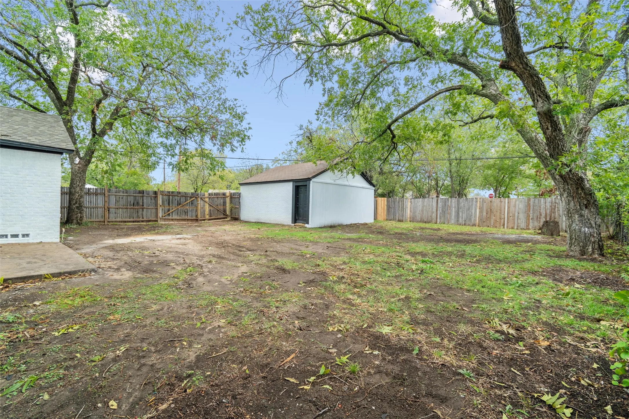 Single Family Residence For Sale in Tarrant County , 2336 Glencrest Drive, Fort Worth, Texas 76119, 3 Bedrooms, 2 Bathrooms, 2 Garage spaces, 1,690 Sqft, built in 1946, Preowned, Price $240,000, mls#21228410, Real Estate Agent in Fort Worth, Homes For Sale in Tarrant county, Homes For Sale in Fort Worth, Realtor in Fort Worth Texas, Real Estate Brokerage Independent Realty Texas, Luminita Cordes Realtor