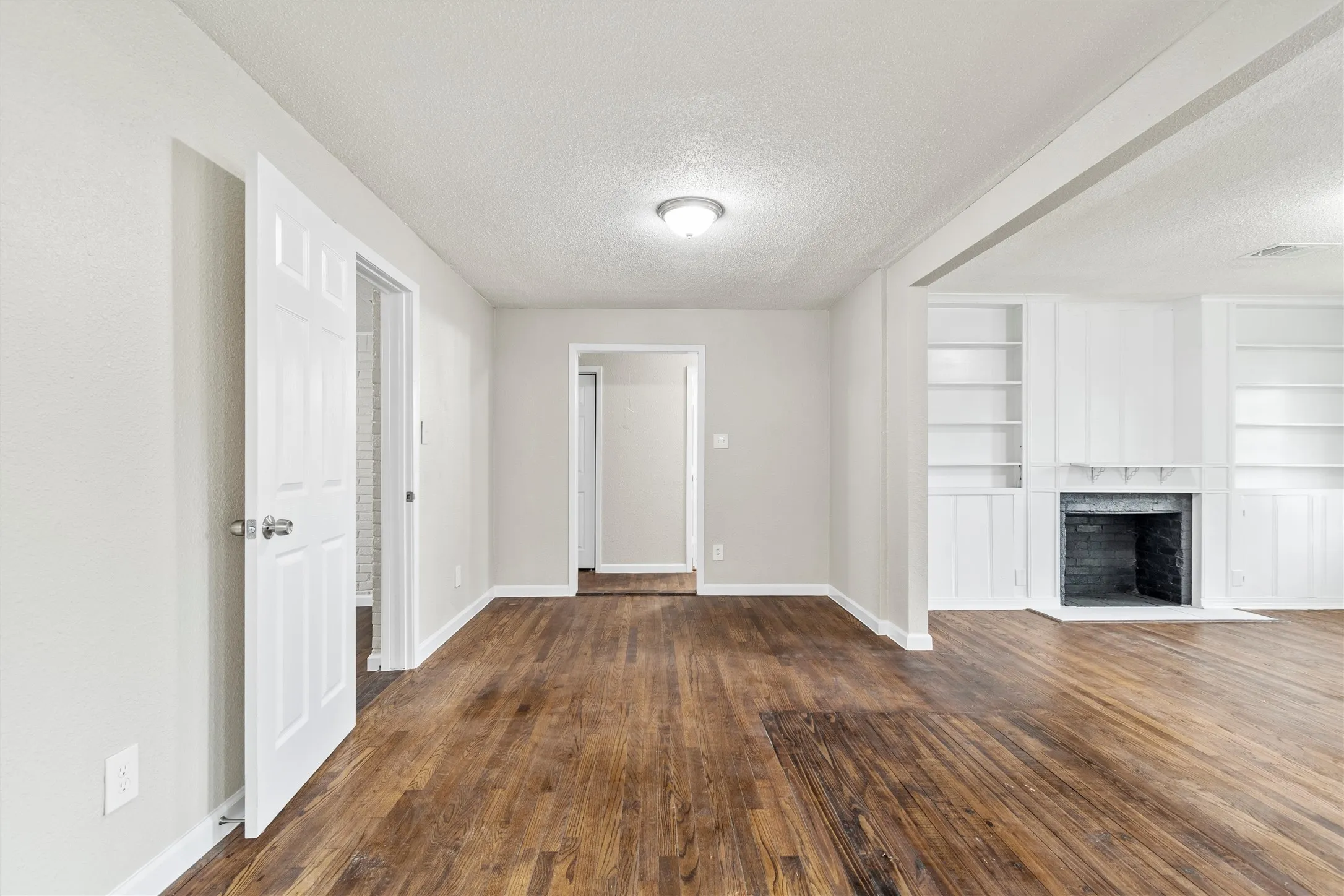 Single Family Residence For Sale in Tarrant County , 2336 Glencrest Drive, Fort Worth, Texas 76119, 3 Bedrooms, 2 Bathrooms, 2 Garage spaces, 1,690 Sqft, built in 1946, Preowned, Price $240,000, mls#21228410, Real Estate Agent in Fort Worth, Homes For Sale in Tarrant county, Homes For Sale in Fort Worth, Realtor in Fort Worth Texas, Real Estate Brokerage Independent Realty Texas, Luminita Cordes Realtor