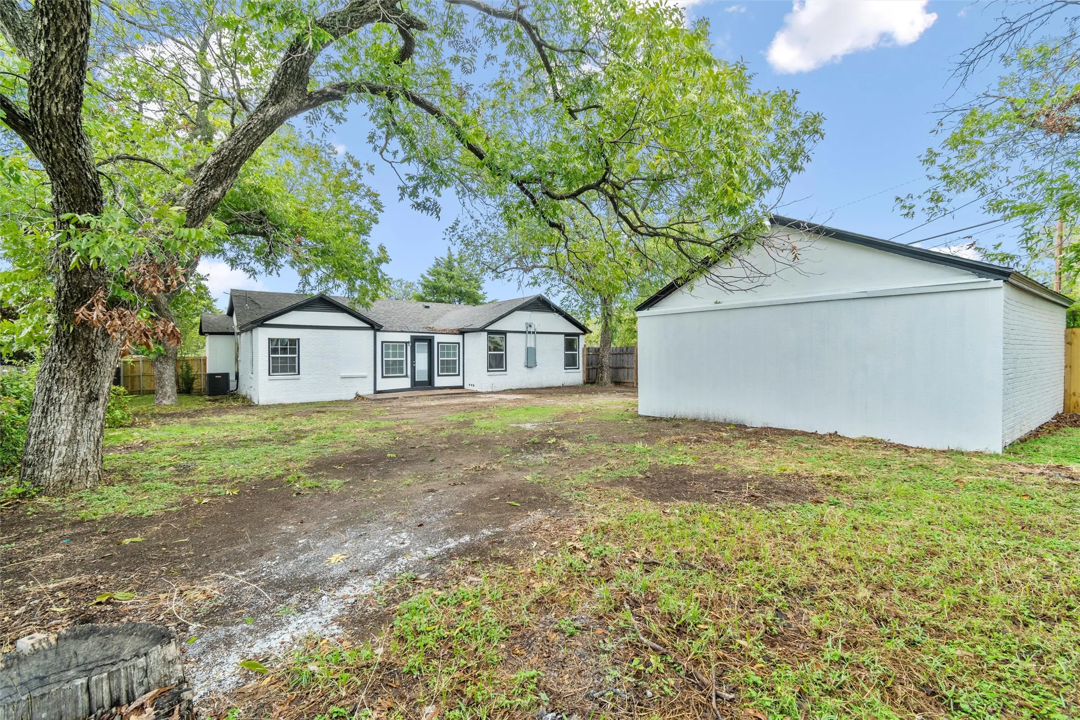 Single Family Residence For Sale in Tarrant County , 2336 Glencrest Drive, Fort Worth, Texas 76119, 3 Bedrooms, 2 Bathrooms, 2 Garage spaces, 1,690 Sqft, built in 1946, Preowned, Price $240,000, mls#21228410, Real Estate Agent in Fort Worth, Homes For Sale in Tarrant county, Homes For Sale in Fort Worth, Realtor in Fort Worth Texas, Real Estate Brokerage Independent Realty Texas, Luminita Cordes Realtor