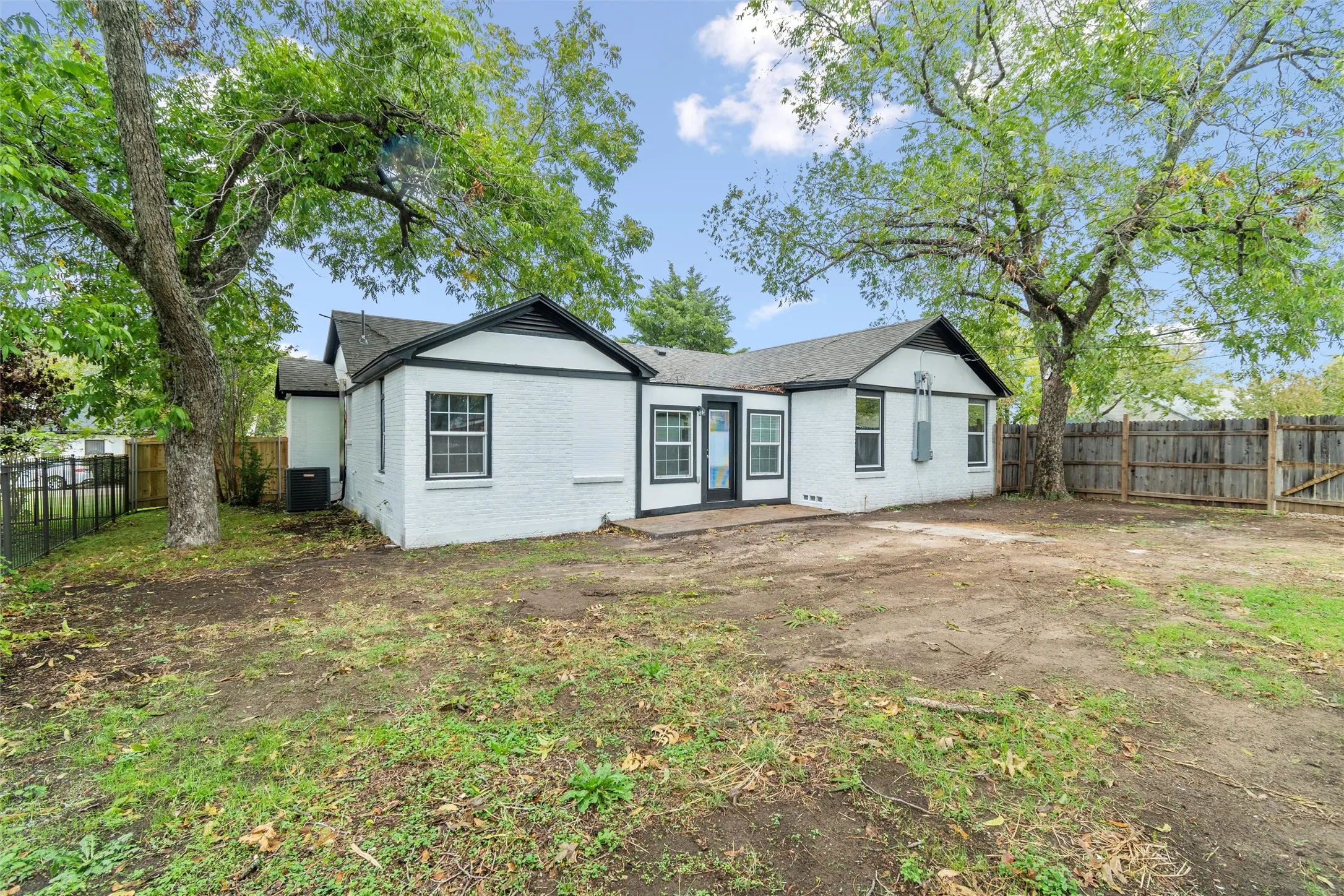 Single Family Residence For Sale in Tarrant County , 2336 Glencrest Drive, Fort Worth, Texas 76119, 3 Bedrooms, 2 Bathrooms, 2 Garage spaces, 1,690 Sqft, built in 1946, Preowned, Price $240,000, mls#21228410, Real Estate Agent in Fort Worth, Homes For Sale in Tarrant county, Homes For Sale in Fort Worth, Realtor in Fort Worth Texas, Real Estate Brokerage Independent Realty Texas, Luminita Cordes Realtor