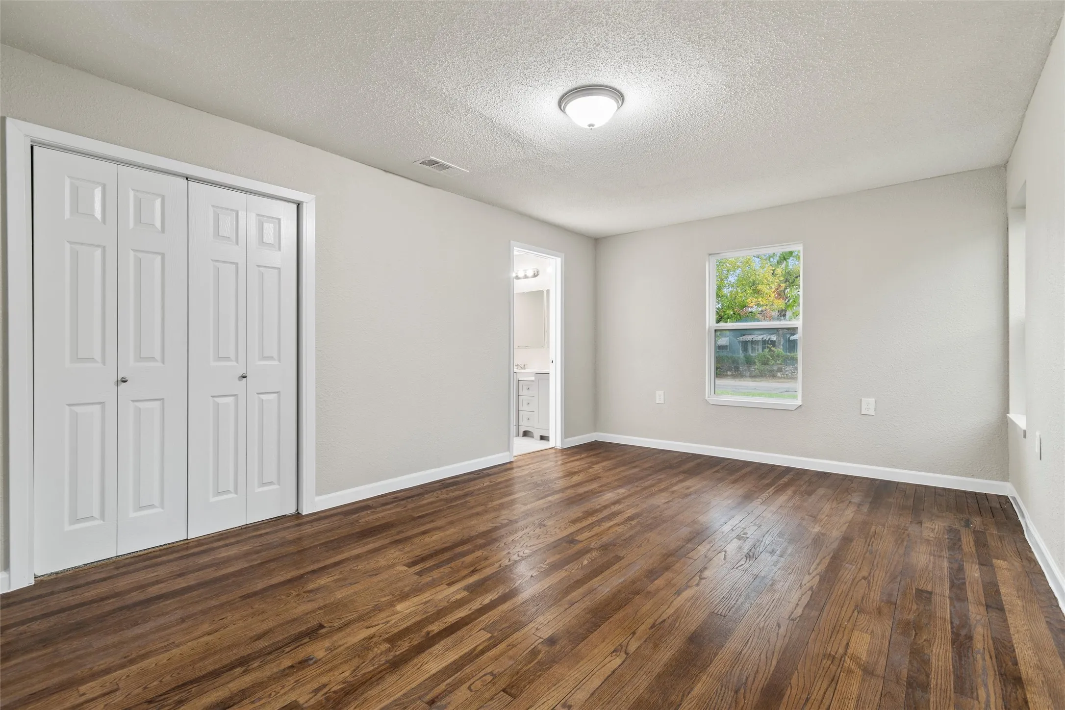Single Family Residence For Sale in Tarrant County , 2336 Glencrest Drive, Fort Worth, Texas 76119, 3 Bedrooms, 2 Bathrooms, 2 Garage spaces, 1,690 Sqft, built in 1946, Preowned, Price $240,000, mls#21228410, Real Estate Agent in Fort Worth, Homes For Sale in Tarrant county, Homes For Sale in Fort Worth, Realtor in Fort Worth Texas, Real Estate Brokerage Independent Realty Texas, Luminita Cordes Realtor