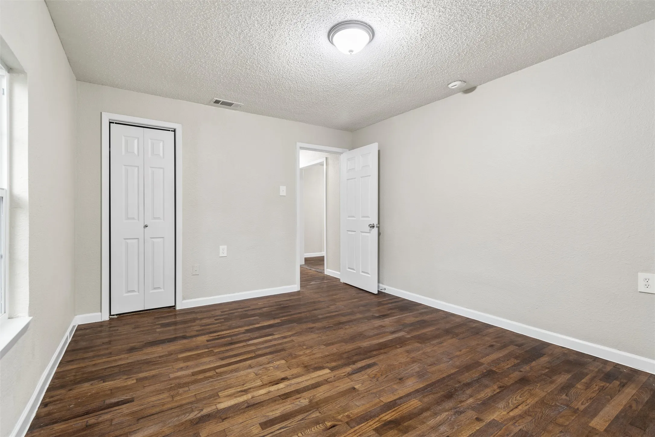 Single Family Residence For Sale in Tarrant County , 2336 Glencrest Drive, Fort Worth, Texas 76119, 3 Bedrooms, 2 Bathrooms, 2 Garage spaces, 1,690 Sqft, built in 1946, Preowned, Price $240,000, mls#21228410, Real Estate Agent in Fort Worth, Homes For Sale in Tarrant county, Homes For Sale in Fort Worth, Realtor in Fort Worth Texas, Real Estate Brokerage Independent Realty Texas, Luminita Cordes Realtor